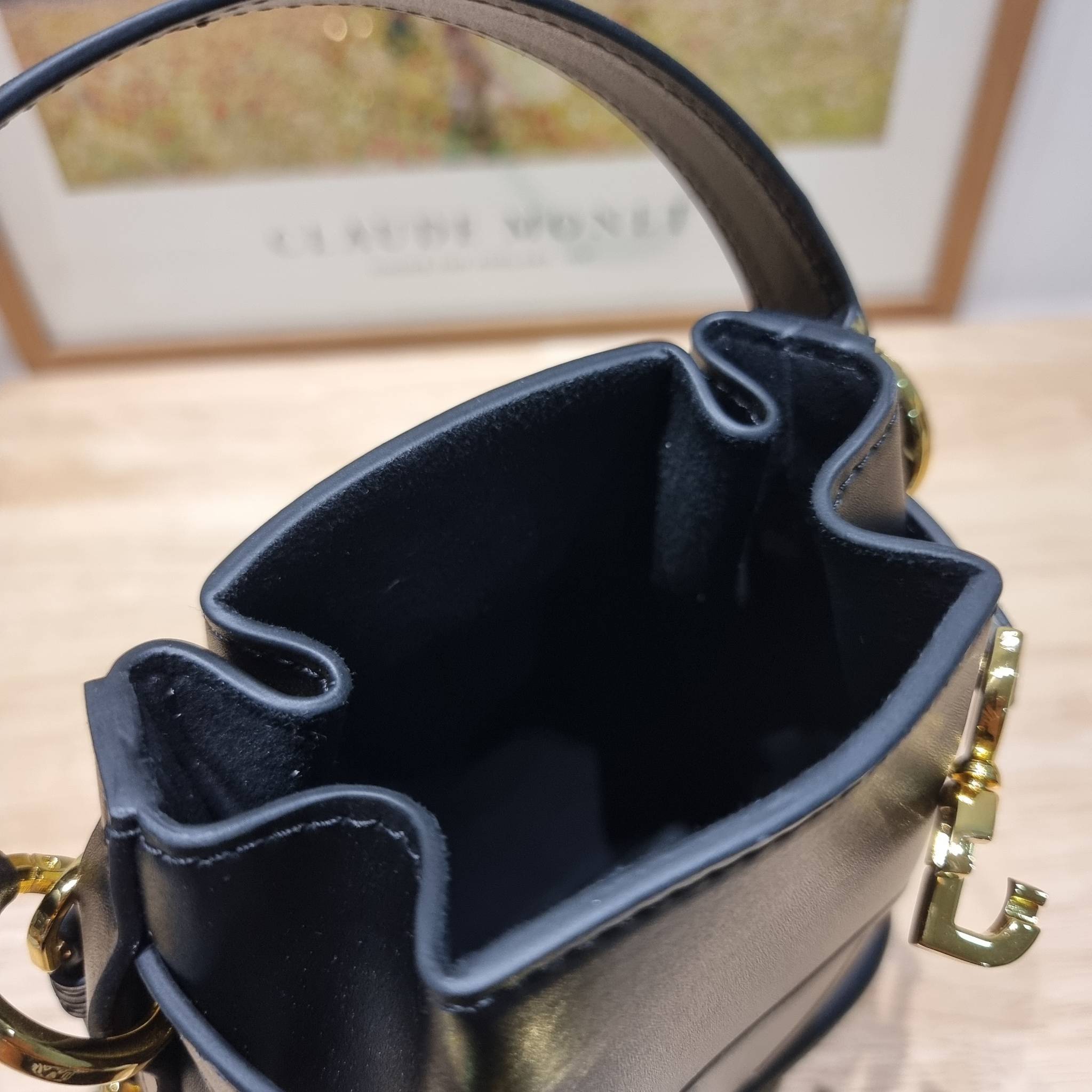 CD SMALL C'EST BAG 17cm / Dior bucket bag พร้อมส่ง กระเป๋าสะพายสุดคลาสสิค ดีไซน์หรู ไซส์เล็กกะทัดรัด ใช้งานง่าย สะพายได้ทุกโอกาส **ล็อทราคาพิเศษสุดคุ้ม