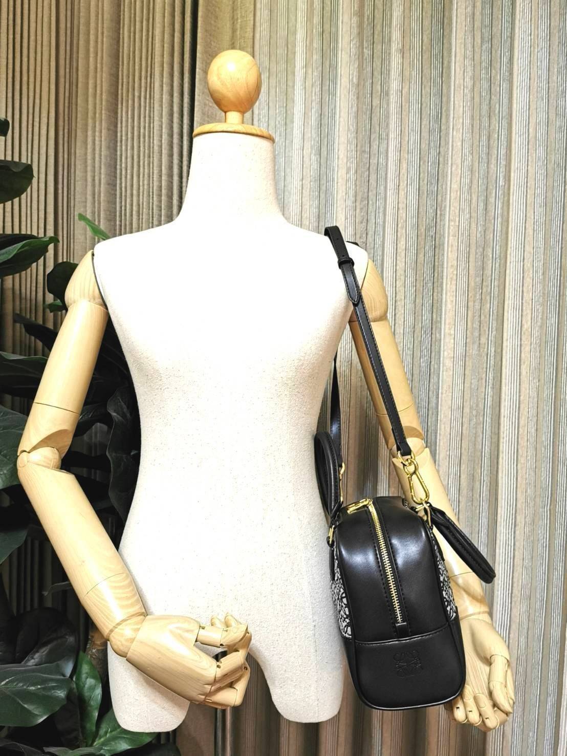 LOEWE ANAGRAM BAG VIP GIFT WITH PURCHASE (GWP) ไอเท็มใหม่! ดีไซน์สวยหรูคงเอกลักษณ์ด้วยวัสดุ Anagram Canvas Jacquard Fabric ผสมผสานหนังแท้ Calfskin ลงตัวสุดคลาสสิค เปิดปิดด้วยซิปแบรนด์อะไหล่ทองขนาดกำลังดี น้ำหนักเบา ใส่กระเป๋าสตางค์ใบยาว มือถือ ของใช้ได้เย