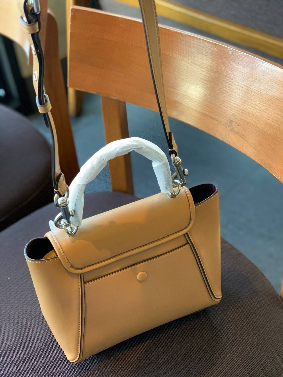 COACH COURIER CARRYALL 23 IN COLORBLOCK SIGNATURE CANVAS พร้อมส่ง 7 แบบ พร้อมส่ง ลุคดูไฮสุดๆค่ะ! กระเป๋าสะพายหนังหรูหราและคลาสสิค หนังแท้ชั้นดีที่สุด น้ำหนักเบา หนังสวยมากก สัมผัสแล้วหลงรักแน่นอนจ้าา😘