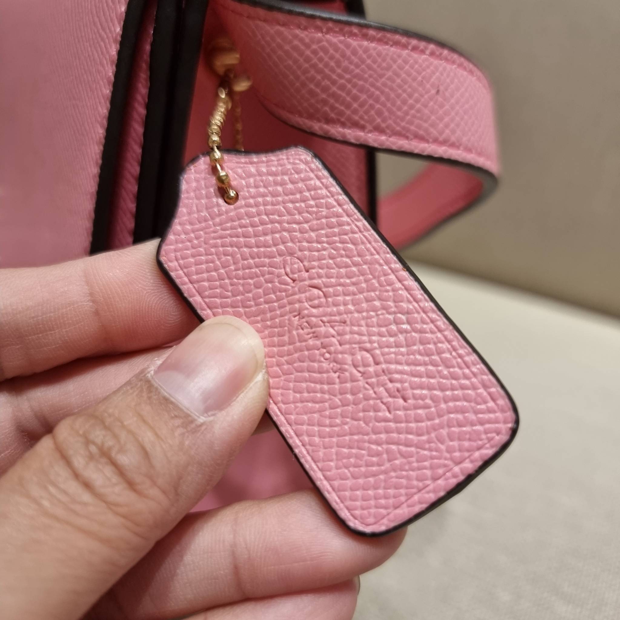 COACH C5632 BRYNN FLAP CROSSBODY แซ่บที่สุด ใหม่ที่สุด!! คอลเลคชั่นใหม่!! มองยังไงก็หลงรักละสายตาไม่ไหว กระเป๋าสะพายข้างลุคไฮน์ ที่ดีไซน์ออกมาได้ปัง และดูแพงมากๆ ด้วยดีเทลคลาสสิค รูปทรงใช้งานง่าย เรียบๆแต่มีดีเทล วัสดุหนัง crossgrain สวยคม!!! เปิด-ปิดด้วย