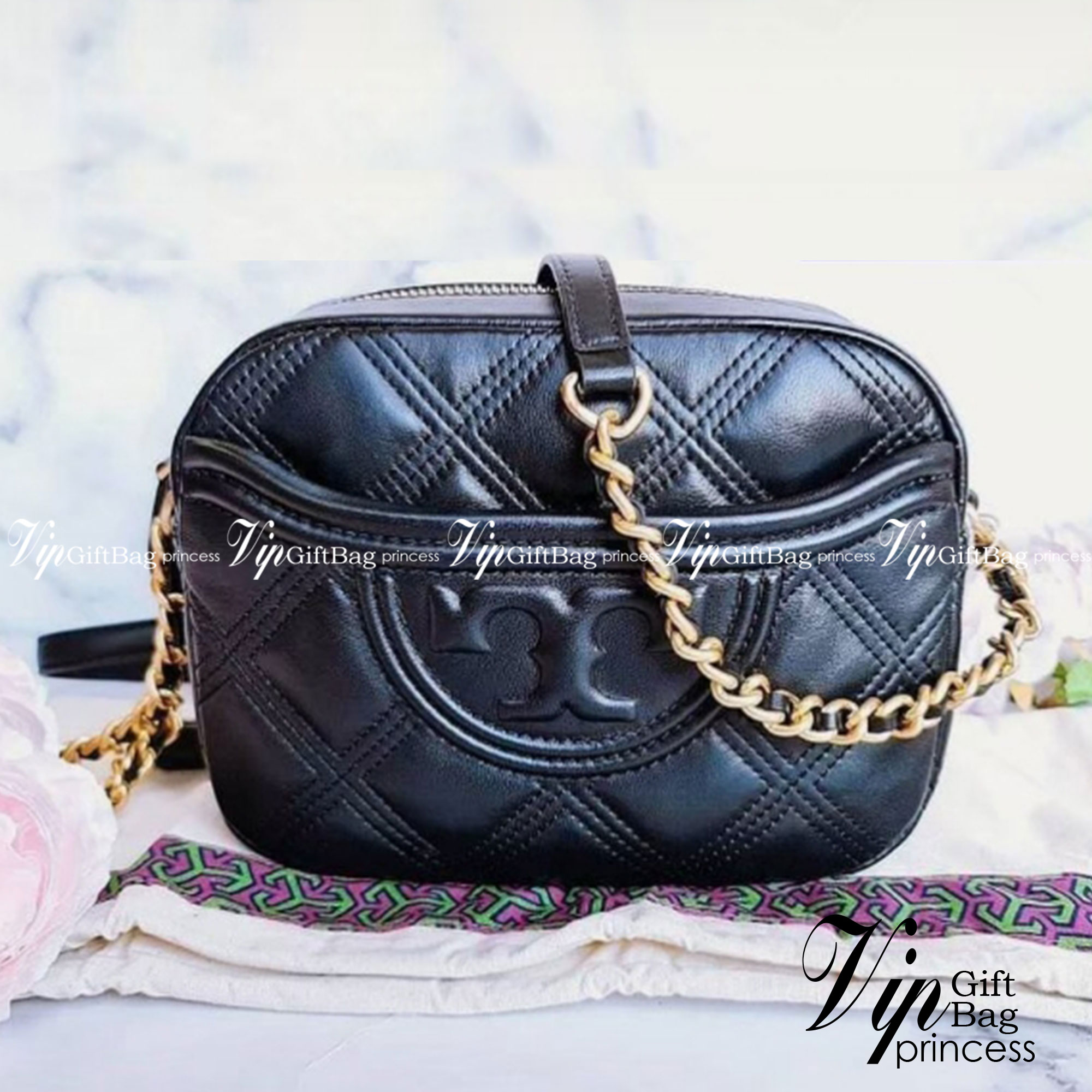 Tory Burch Factory Outlet Quilted Leather Shoulder Bag กระเป๋าสะพาย Tory Burch วัสดุหนังแกะสังเคราะห์ขึ้นลายแบรนด์สวยหรูอยู่ทรงดีไซน์ยอดนิยมสุดคลาสสิคน่าใช้ค่ะ เปิดปิดด้วยซิปแบรนด์ ภายในมีโลโก้และมีช่องซิปเล็กใส่ของ ใส่กระเป๋าสตางค์ มือถือ ของใช้ได้เยอะ น