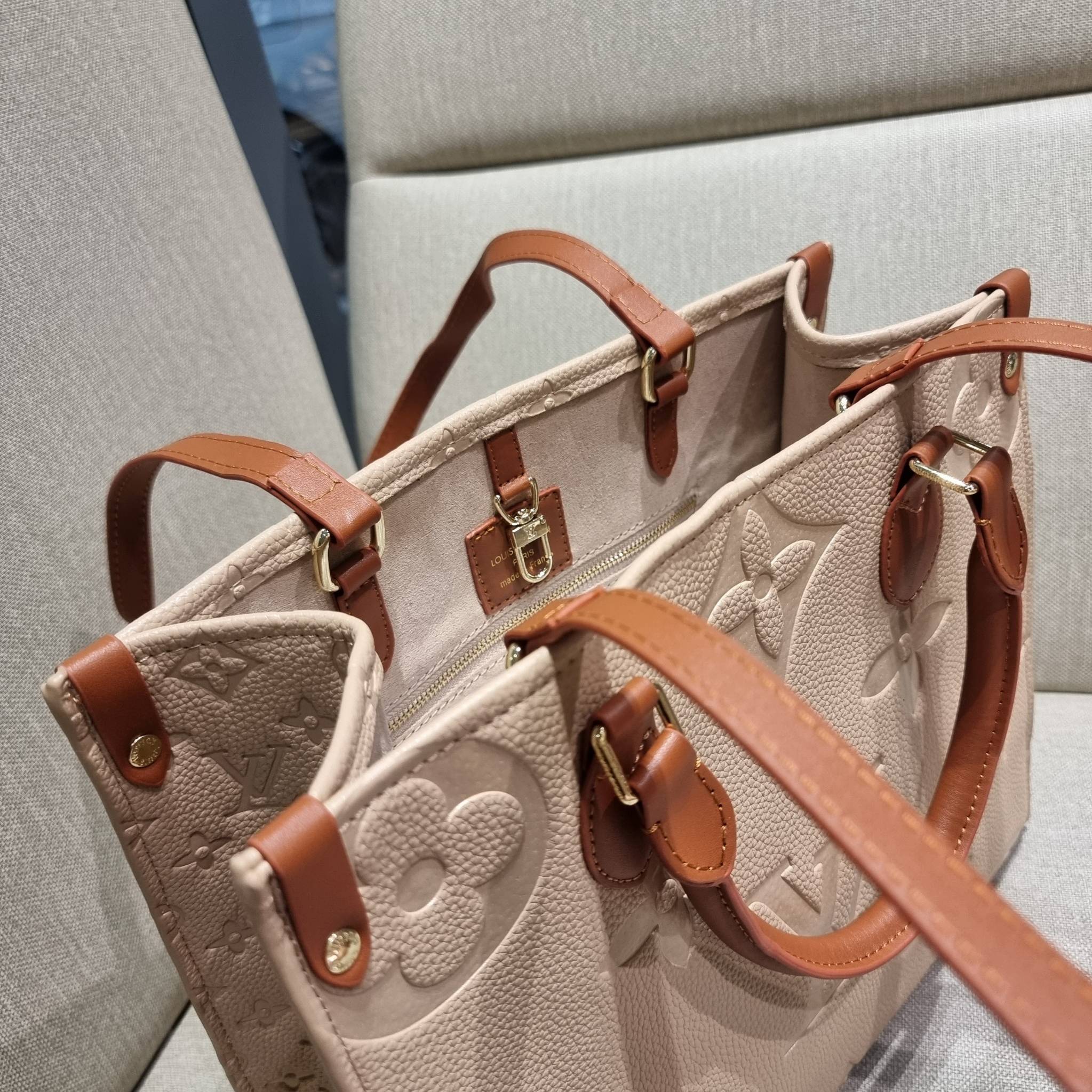 LV crossbody tote bag / LV Shopping Bag ดีไซน์สวยคม สมราคา ดูแพงไปอีก ด้วยดีเทลลายของหนัง crossgrain กระเป๋าทรงโท้ทคลาสสิค ผู้ดียืนหนึ่ง โทนสีใช้งานง่าย แมทช์ได้ทุกลุค มาพร้อมหูจับในตัว แบบหูหิ้ว และหูยาวสำหรับสะพายไหล่ เก๋มาก ชิคมาก ภายในโล่งกว้างมาก มีอ