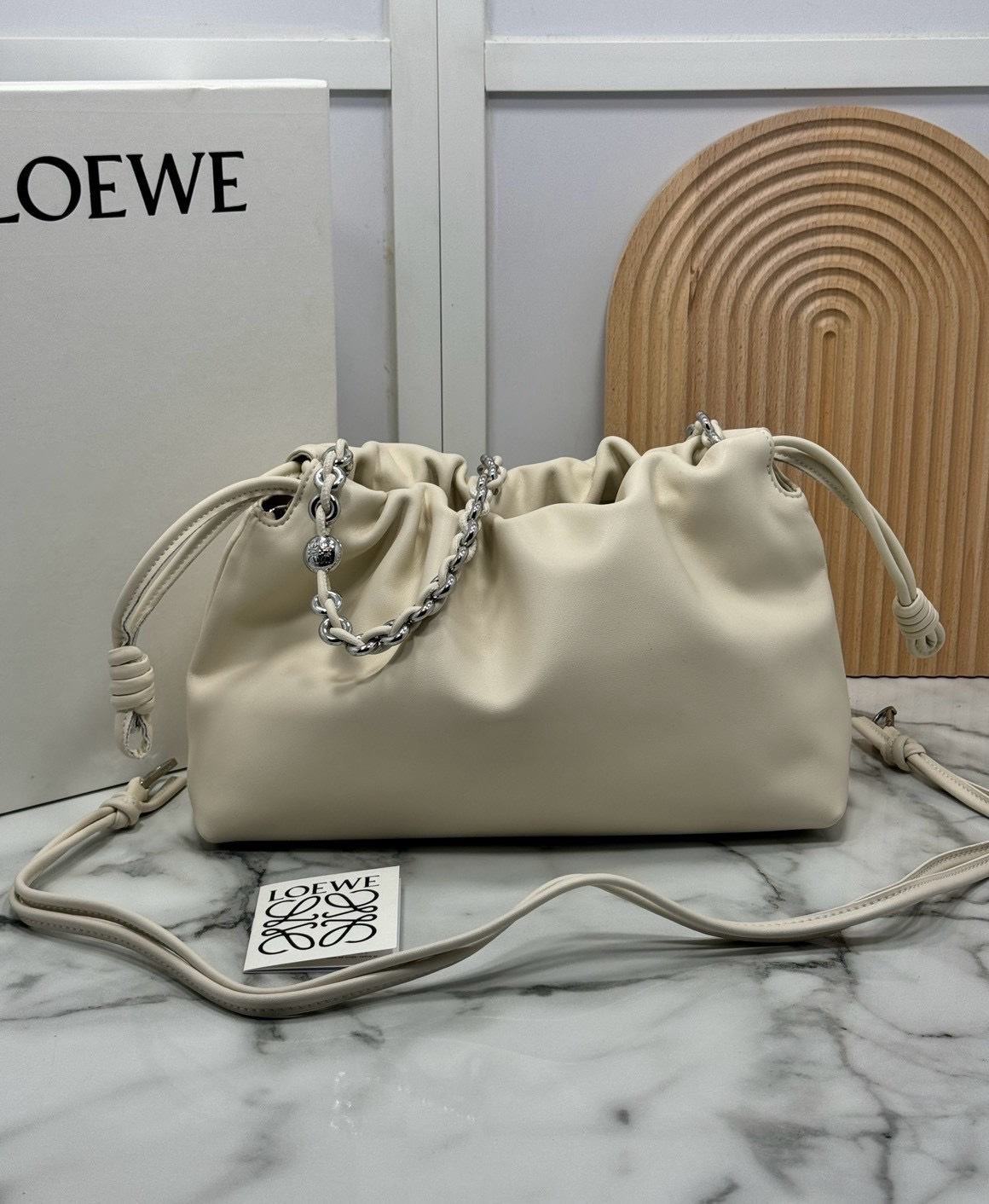 ORI หนังแท้ | Medium Loewe Flamenco purse in mellow nappa leather 30cm กระเป๋าสะพายทรงคลัช เรียบหรูดูแพง เรียบง่ายใช้งานสะดวก หนังแนปป้าให้สัมผัสนุ่มสบายผิว มาพร้อมสายสะพายร้อยห่วงหรูหรา