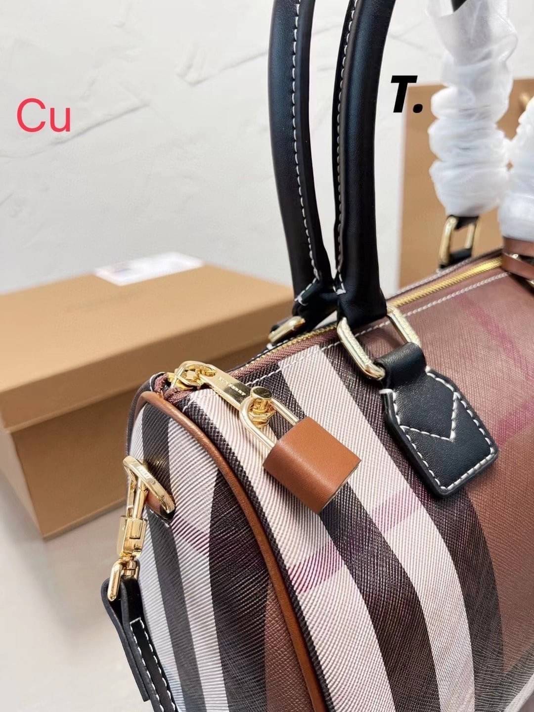 Burberry medium check bowling bag 12" / Burberry Coated fabric boston bag / BURBERRY FRAGRANCES VINTAGE BOWLING BAG กระเป๋าสะพายใบใหญ่ จุของได้เยอะ ลายวินเทจ โทนสีใช้งานง่าย Vintage Signature สวยหรูสุดคลาสสิค