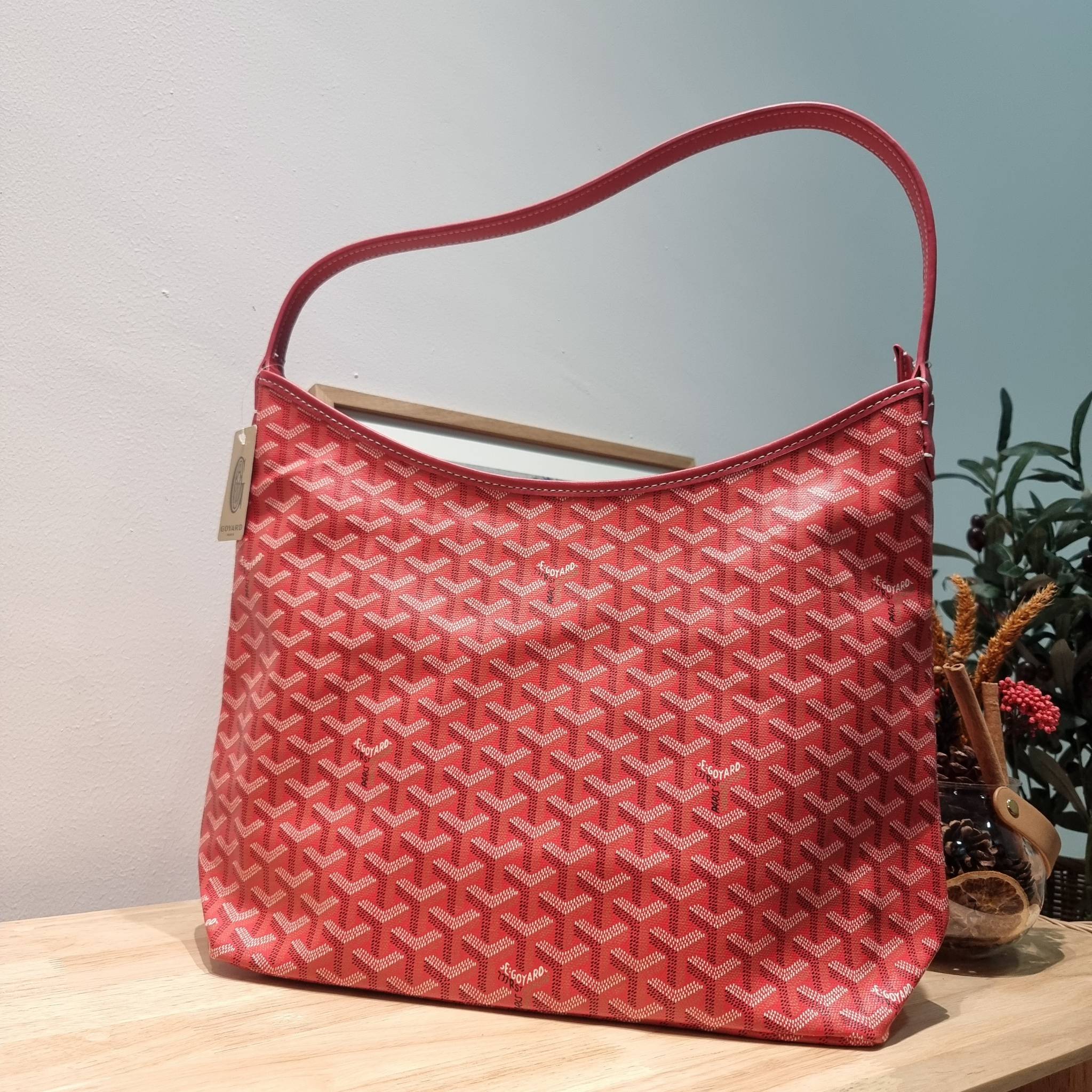 GOYARD BOHEME HOBO BAG / GOYARD HOBO กระเป๋าสะพายทรงโฮโบ ใบใหญ่จุใจ!! มาครบสีขายดี เลิศทุกสี รูปทรงคลาสสิค ดีไซน์เป็นเอกลักษณ์ วัสดุหนังแคนวาสพิมพ์ลายสวยคม ปากกระเป๋ามีซิปเปิด-ปิดกันของหล่นได้ ภายในโล่งกว้างมาก มาพร้อมสายคล้องในตัว ทนทาน สะพายสวยๆได้ทุกวั