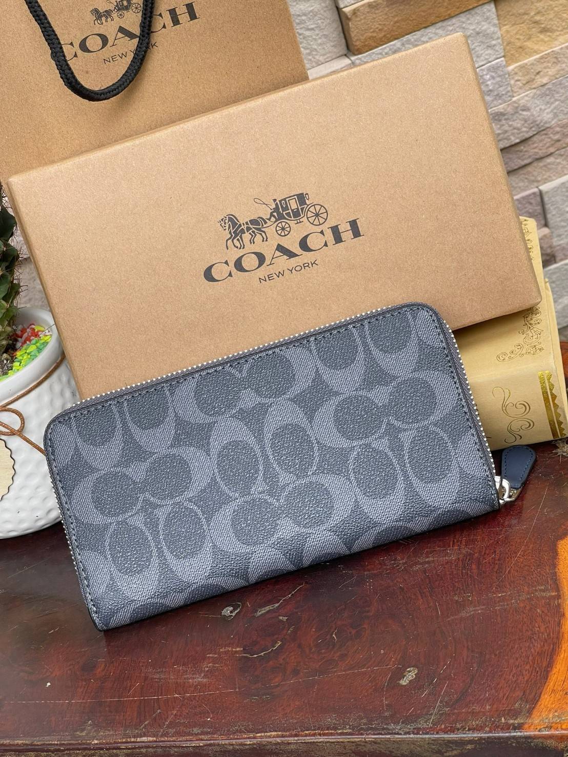 COACH ACCORDION ZIP WALLET IN SIGNATURE CANVAS กระเป๋าสตางค์ใบยาวนี้ที่เหมาะกับการใช้งานทุกรูปแบบ นอกจากเพิ่มความมั่นใจแล้ว ยังทำให้ชีวิตของเราง่ายขึ้นอีกด้วย โดยการเปิดปิดแบบซิปรอบ สามารถใส่ธนบัตร เหรียญ บัตรต่างๆได้หลายใบเลยทีเดียว ขนาดของกระเป๋าสามารถถ