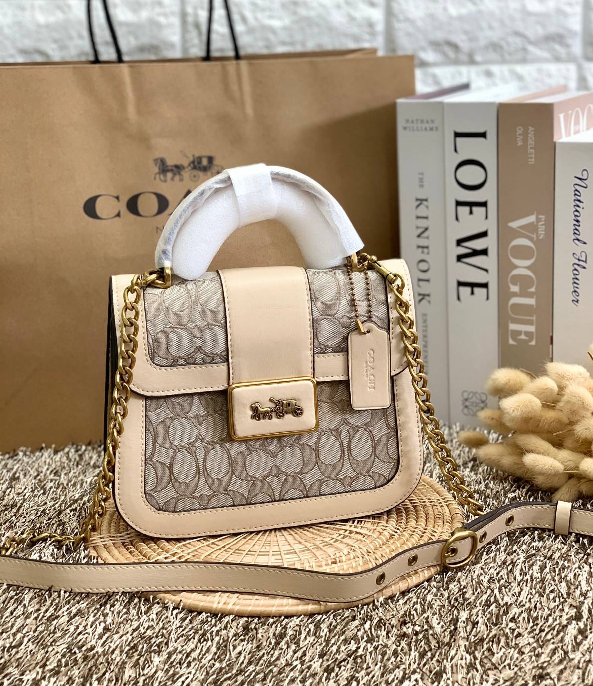 ใบจริงสวยหรูมากๆค่ะ💥 COACH ALIE TOP HANDLE IN SIGNATURE JACQUARD ((C4822)) พร้อมส่งที่ไทยค่ะ! กระเป๋าหิ้ว//สะพายข้าง วัสดุ Jacquard+หนังแท้ได้ลงตัวสวยงามมากๆค่ะ คลาสสิคสุดๆ เปิดปิดกระเป๋าแบบกดล็อค ช่องหลักกางออกได้กว้างสามารถใส่กระเป๋าเงินใบกลางได