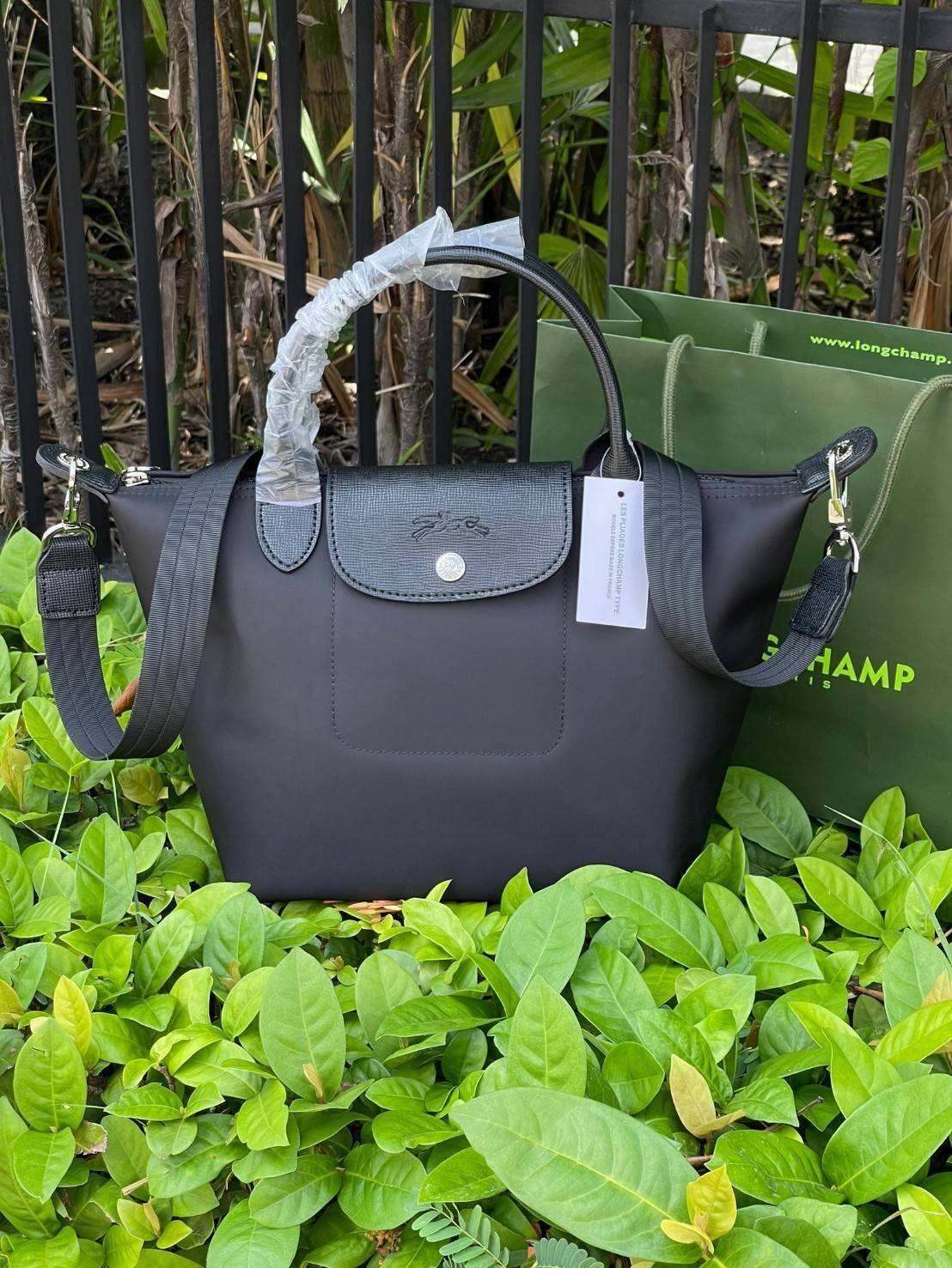 Longchamp Le Pliage Neo Size S มาพบกับกระเป๋ารุ่นยอดนิยม ที่สาวๆ ต้องมีไว้เก็บไว้สักใบ กระเป๋าโท้ทใบนี้ มาพร้อมกับสีที่มีสไตล์เรียบง่าย มีสายสะพายยาวช่วยให้คุณสามารถสะพายไหล่ได้อย่างสบาย ในขณะที่ที่ปิดแบบซิปช่วยให้คุณมั่นใจได้ว่าของด้านในมีความปลอดภัย Le 
