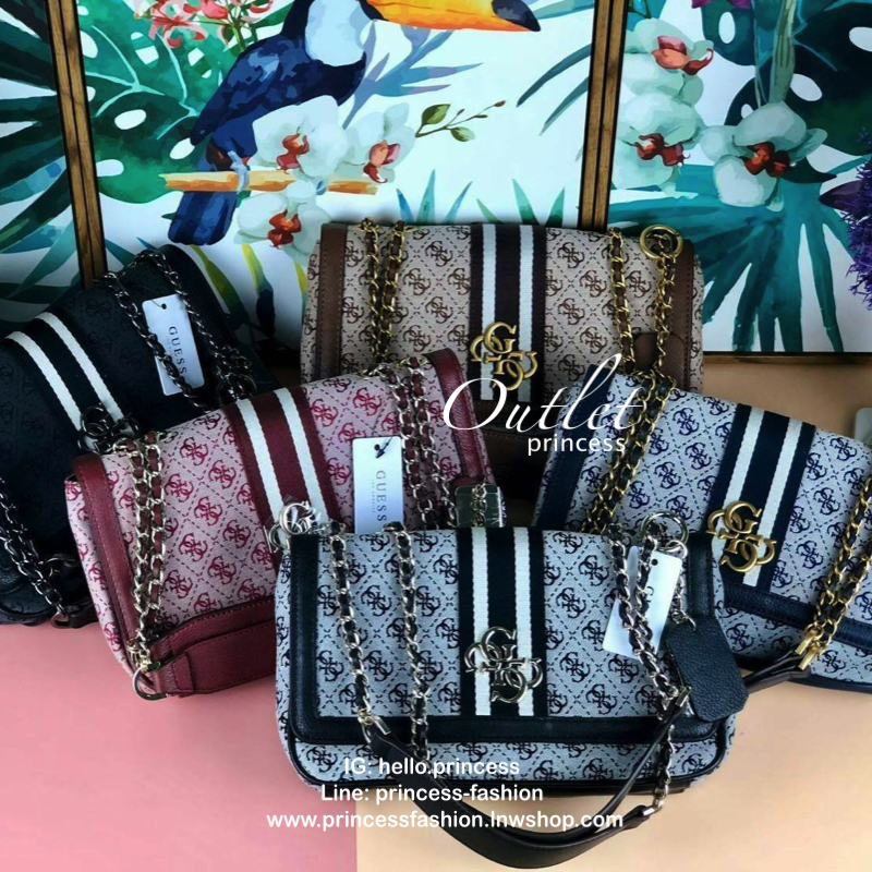 Guess Logo city handbag กระเป๋าสะพายไหล่ ตัวกระเป๋าเป็นผ้าลาย signature ของแบรนด์ ตัดกับหนังที่ตัวขอบกระเป๋า มาพร้อมพวงกุญแจโลโก้แบรนด์ ด้านหน้ามีโลโก้แบรนด์ ด้านหลังมีช่องใส่โทรศัพท์/บัตรได้ เปิดปิดแบบกระดุมแม่เหล็กซ้าย-ขวา ด้านในมีช่องซิป เล็ก 1 ช่อง แล