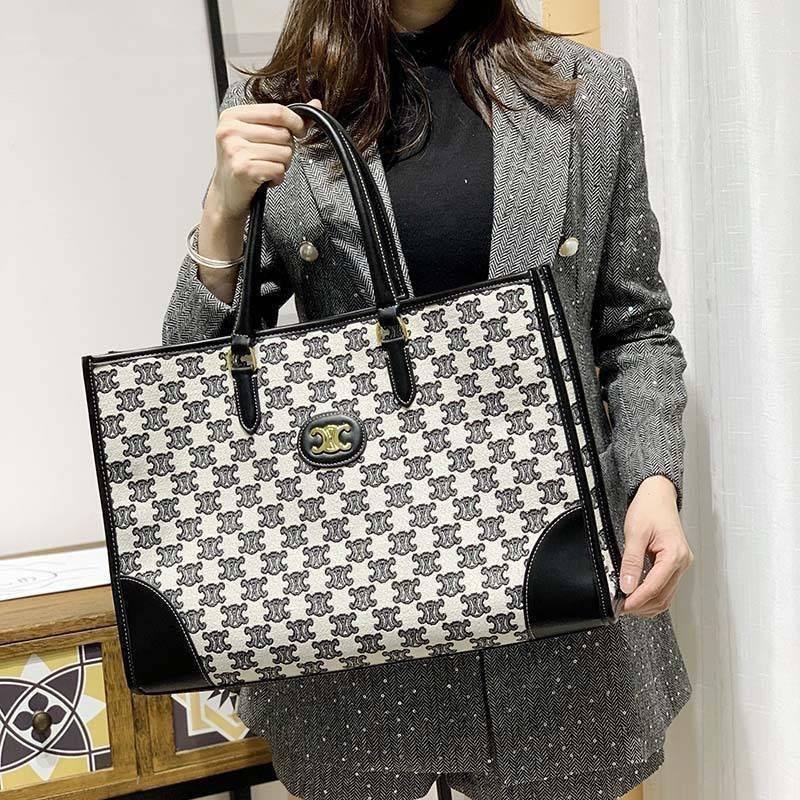 CELINE LARGE TOTE BAG VIP GIFT WITH PURCHASE (GWP) กระเป๋าพรีเมี่ยมกิ๊ฟ Limited จาก CELINE HAUTE PARFUME DUTYFREE COUNTER วัสดุ CANVAS ทรงเหลี่ยมดีไซน์ Casual สวยคลาสสิคสไตล์สาว Lisa ใบใหญ่ใส่สัมภาระได้เยอะจุใจภายในโล่งกว้าง ใส่เอกสาร A4 หนังสือ กระเป๋าสต