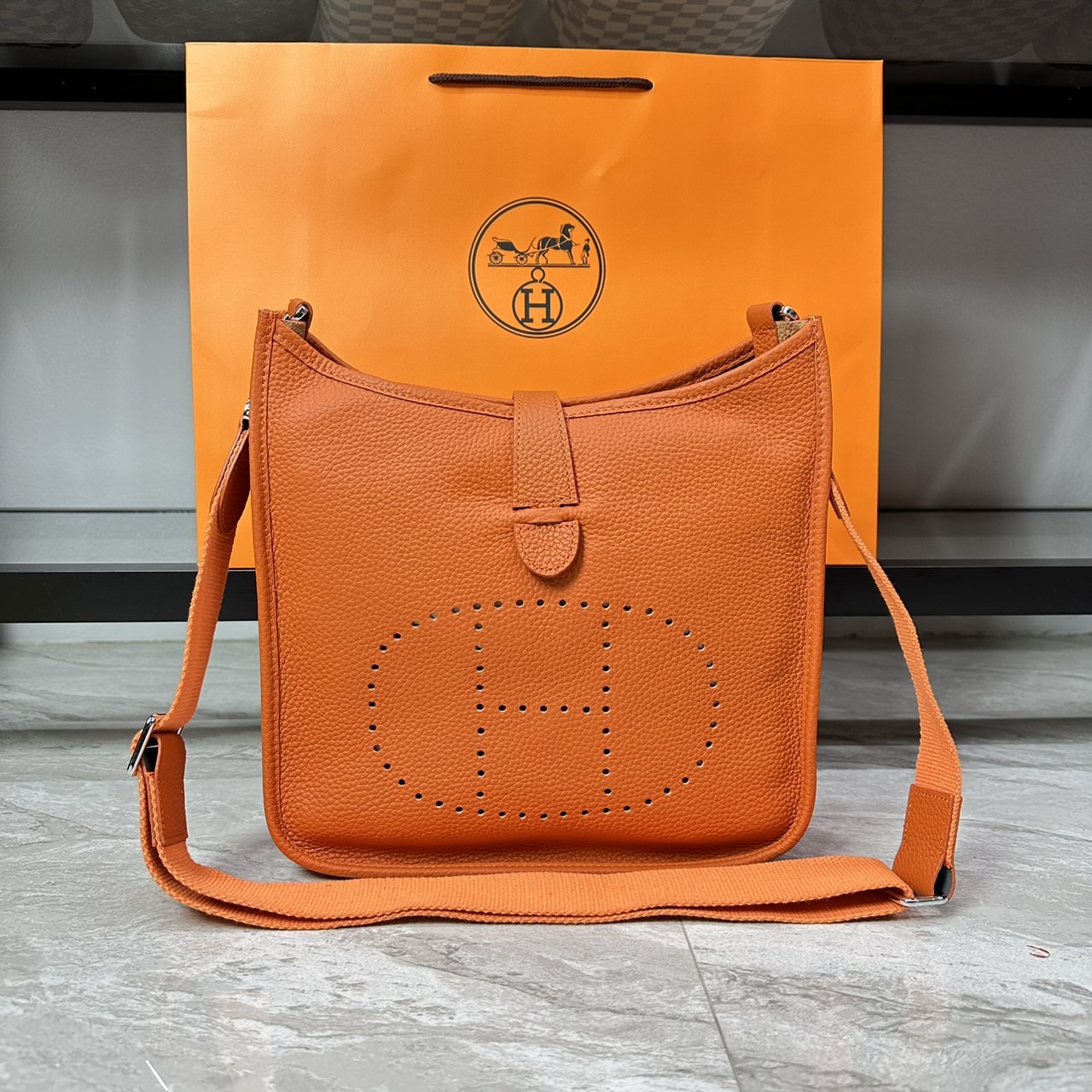 HERMES Evelyne PM Bag The Perfect Crossbody Bag 29cm กระเป๋าทรงโท้ทแบรนด์หรู เอกลักษณ์ของความสง่างาม เกรดออริ สลับแท้ 1:1 ใช้งานต่างประเทศได้