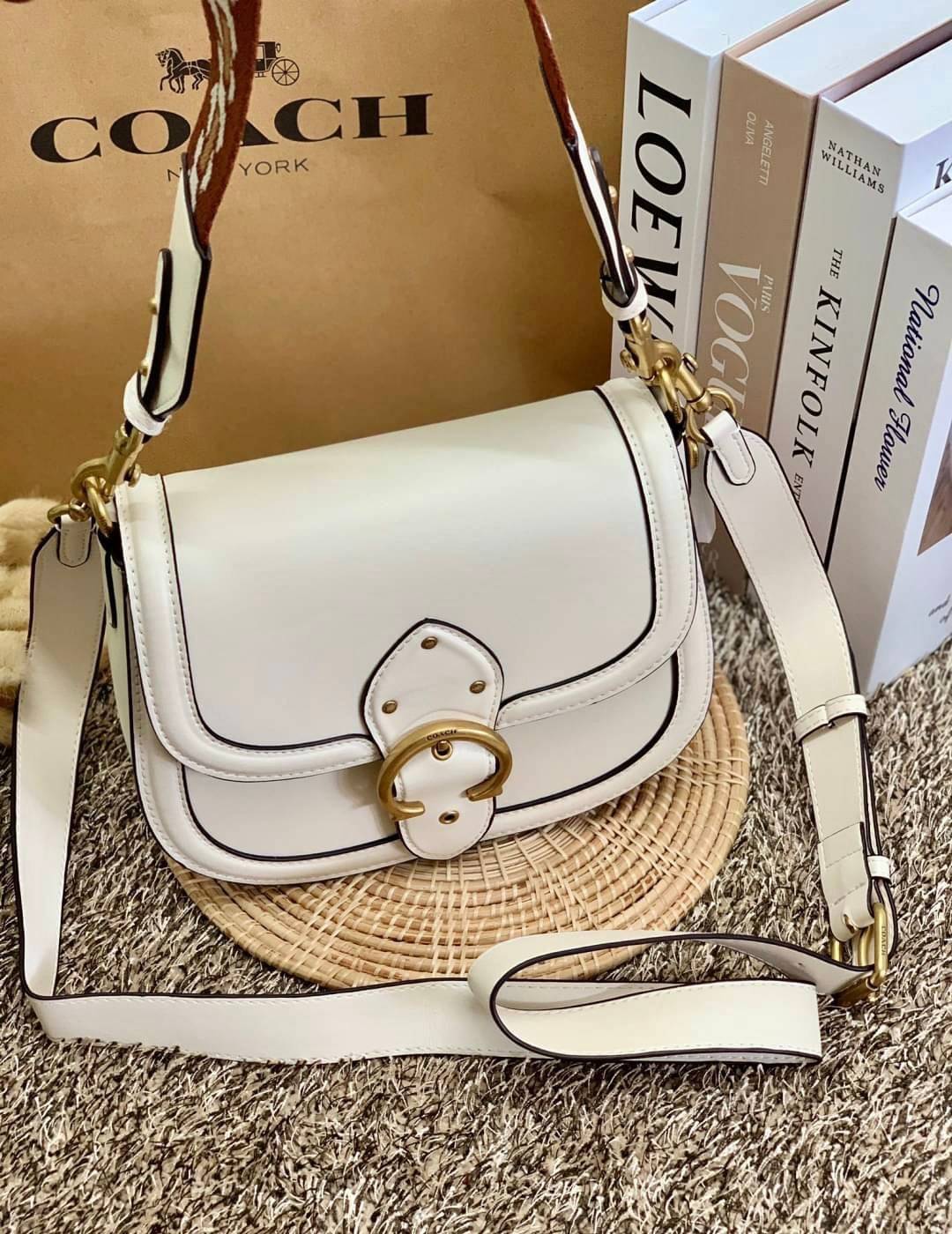 สวย หรู แถมสุดคุ้มกันเลยจร้าา💋 COACH BEAT SADDLE BAG ((C3837//C0749)) พร้อมส่งที่ไทยอีกครั้ง ห้ามพลาดค่าา!! กระเป๋าสะพายครอสบอดี้ร์ วัสดุหนังแท้ชั้นดีที่สุด! หนังสวย บวกกับอะไหล่แบรนด์ที่ดูเด่นคลาสสิคตรงด้านหน้าค่ะ เปิดปิดกระเป๋าแบบกดล็อค ภายในสาม