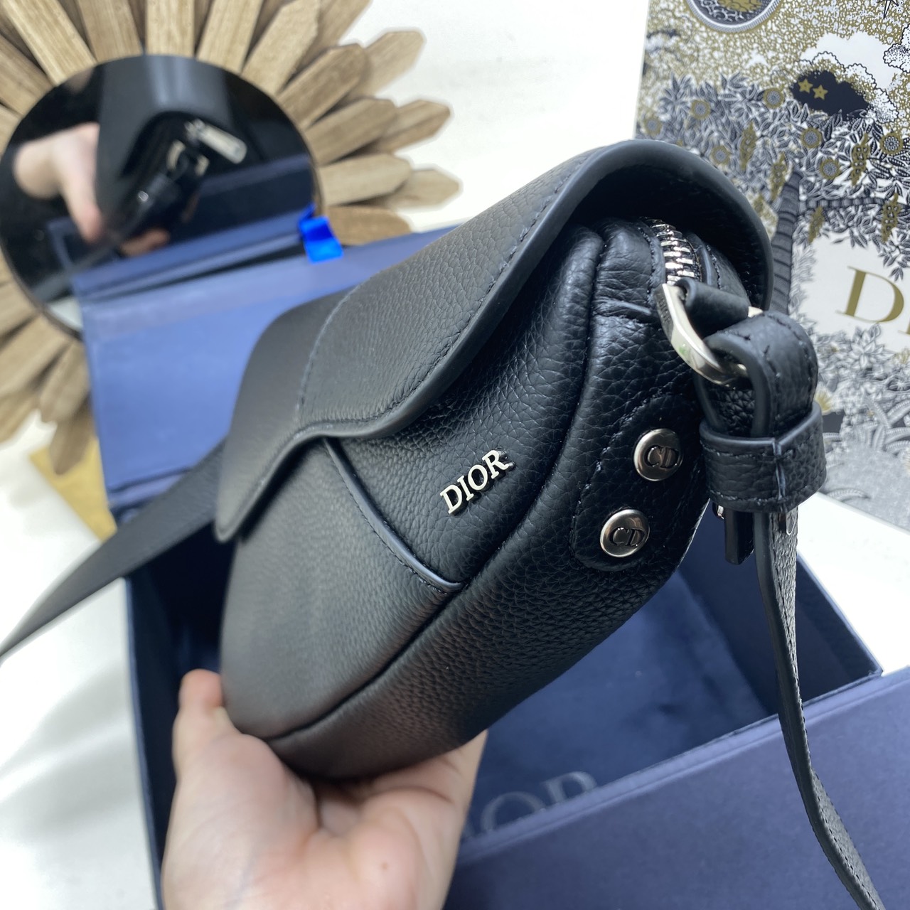 ORI หนังแท้ | DIOR Mini Saddle Bag Icons Leather black กระเป๋าสะพาย คาดอก เปิดตัวครั้งแรกในงานแฟชั่นโชว์ Summer 2025 ดีไซน์สุดไอคอนิกมาตีความใหม่ด้วยรูปทรงที่ทันสมัย