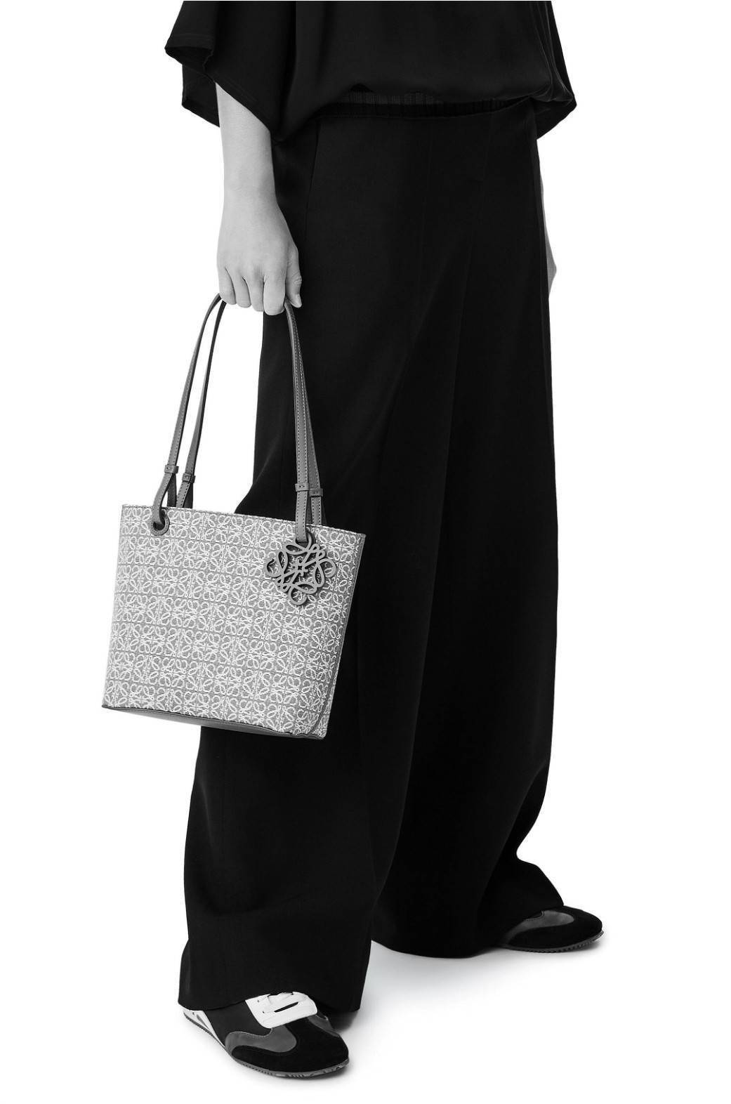 LOEWE ANAGRAM TOTE BAG VIP ไอเท็มใหม่! ดีไซน์สวยคงเอกลักษณ์ด้วยวัสดุ Anagram Canvas Jacquard Fabric ผสมผสานหนังแท้ Calfskin ลงตัวสุดคลาสสิค ขนาดกำลังดี น้ำหนักเบา ใส่เอกสาร A4 Notebook ipad ของใช้ได้เยอะ หูหิ้วหนังจับแข็งแรง สะพายไหล่ได้ พร้อมส่งที่ไทยสุด