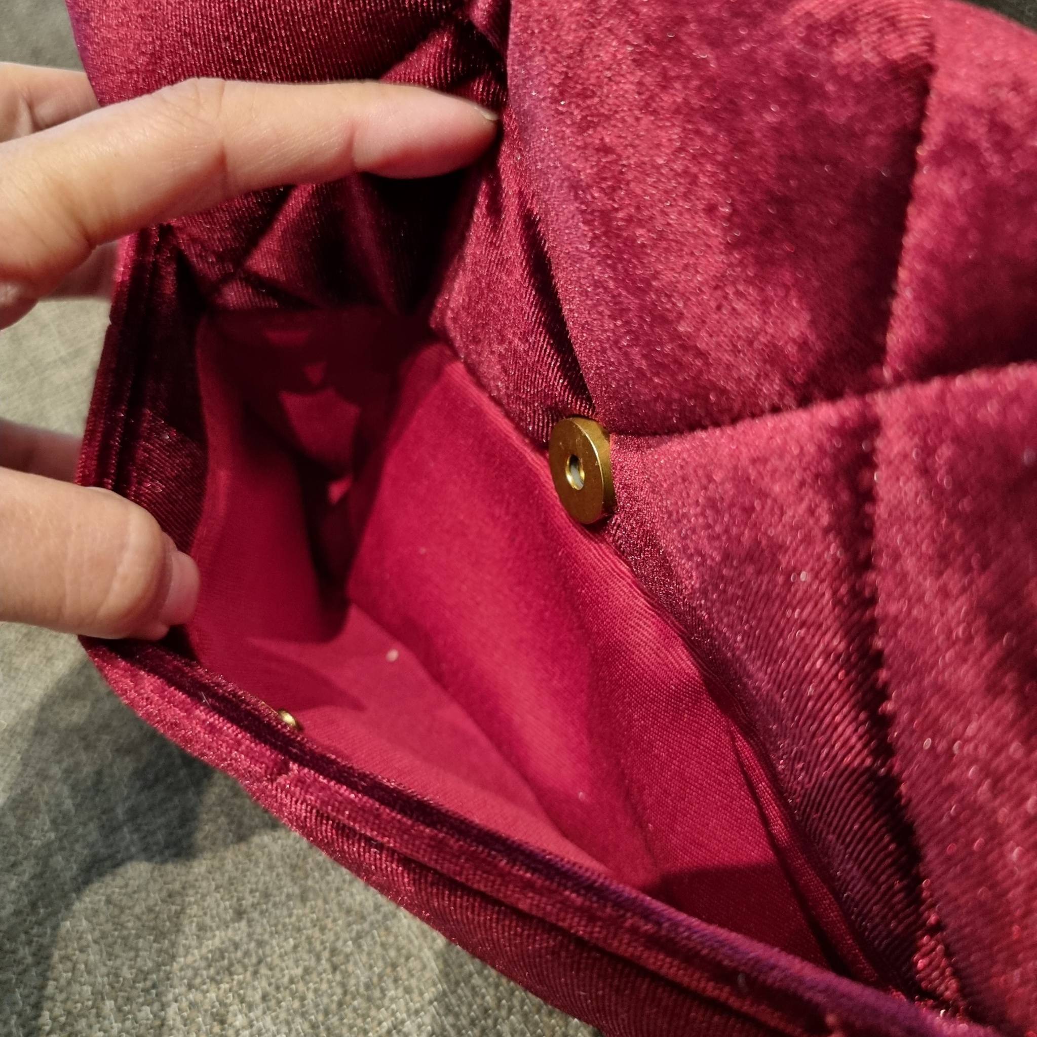 ไม่มองไม่เหลียวไม่ได้แล้ว!! ความหรูที่โดดเด่นจากผ้ากำมะหยี่ สร้างดีเทลผู้ดี ลูกคุณมากๆ Chanel vip boutique กระเป๋าสะพายจาก duty free ในราคาสุดประหยัด!! ดีไซน์เลิศ ตกแต่งด้วยโซ่ทูโทน ลงตัวแบบไม่มีที่ติ เปิด-ปิดด้วยตัวบิดล็อค ภายในโล่งกว้าง ใส่กระเป๋าสตางค์