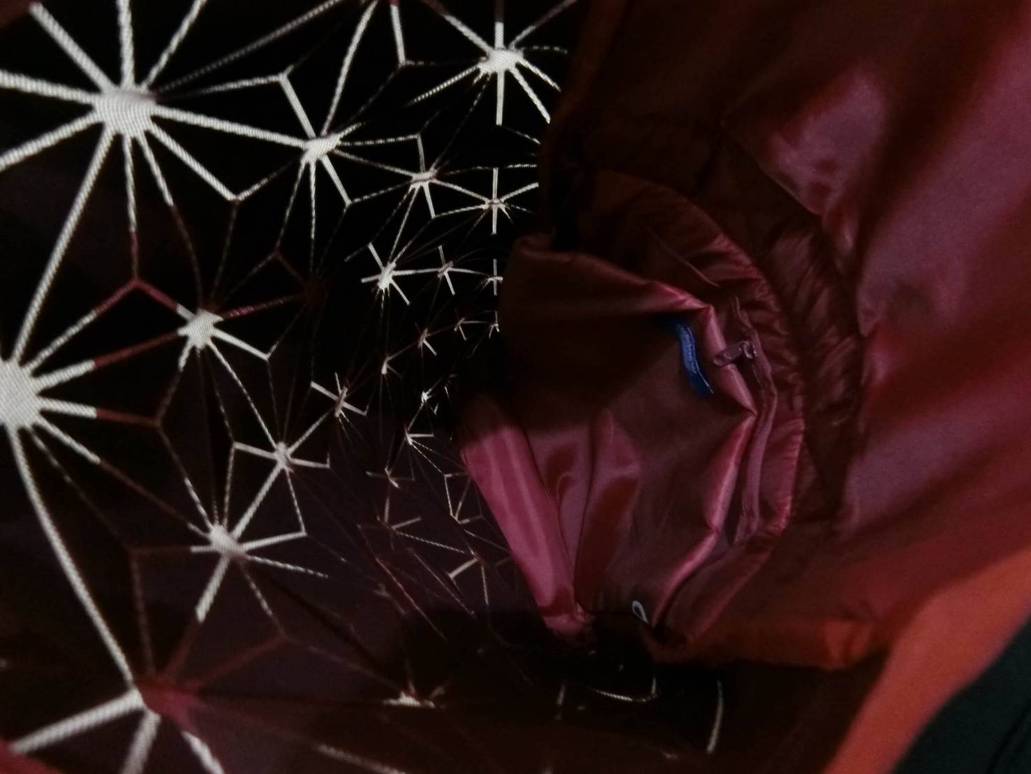 Adisas Originals BP Roll Top 3D Mesh 2017 Backpack Bag DH0100 กระเป๋าเป้สะพายหลัง ดีไซน์แบบ 3 มิติ วัสดุ polyurethane สีดำด้าน โดยใช้ลูกเล่นของเหลี่ยม และมุมเชื่อมเข้าหากัน การออกแบบกระเป๋าเป็นเหมือนถุงทรงสูง ส่วนปากกระเป๋า เปิดปิดแบบตีนตุ๊กแก ม้วนพับ และ