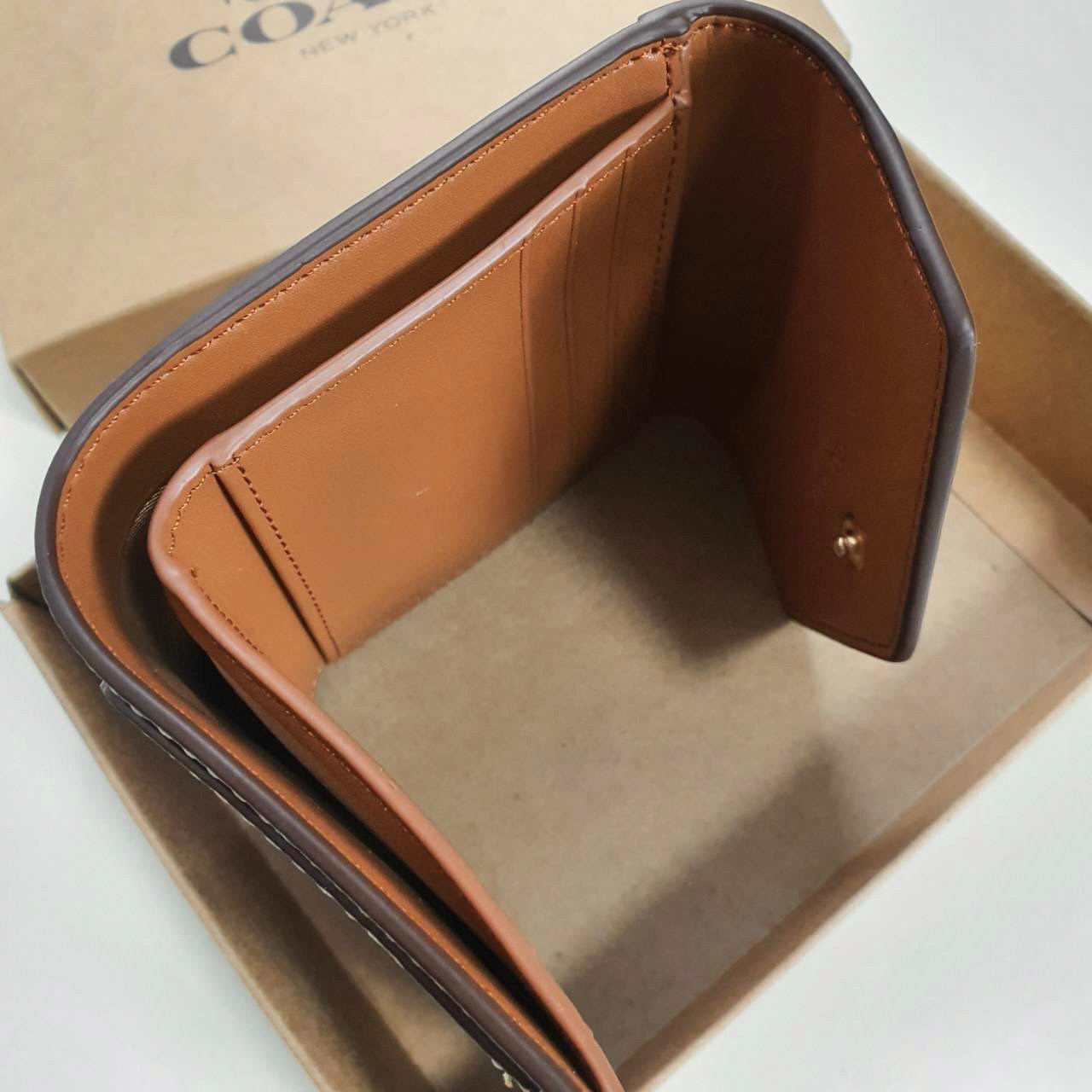 COACH SMALL WALLET IN SIGNATURE CANVAS กระเป๋าสตางค์ใบสั้น แบบพับสองตอน หน้าจดหมาย เปิดปิดด้วยกระดุมปั้มแบรนด์ ด้านในมีช่องใส่บัตรหลายช่อง และช่องใส่ธนบัตร ด้านหลังมีช่องซิปเหรียญอีกหนึ่งช่อง น้ำหนักเบา พกพาสะดวก มีให้เลือกหลายสี ห้ามพลาดค่ะ!