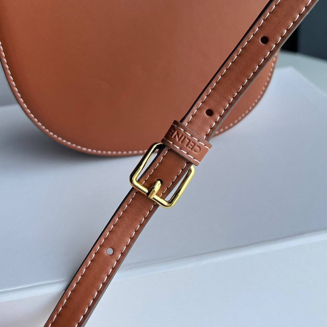 หนังแท้ CELINE BESACE cuir triomphe in Smooth calfskin / CELINE TRIOMPHE CLOSSBODY BAG หนังแท้ทั้งใบสวยหรู แบบใหม่ล่าสุด โลโก้หนังสมูทคลาสิก เหมาะกับสาวๆในวันที่อยากครอสบอดี้ชิลๆ ห้ามพลาดค่ะ!