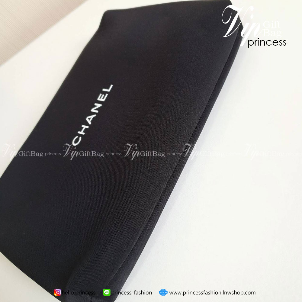 กระเป๋าอเนกประสงค์ Chanel งานพรีเมี่ยมกิ้ฟท์จากเคาเตอร์แบรนด์ดัง ของแท้จากแบรนด์ chanel ขนาดกะทัดรัด ผ้าโฟมนุ่มลื่นมือ ด้านหน้าสกรีนแบรนด์ ปิดเปิดด้วยซิปที่จับปั้มแบรนด์ ด้านในมีช่องใส่เครื่องสำอางค์ ของจุกจิกหรือโทรศัพท์ได้ทุกรุ่น ที่ควรมีไว้เป็นไอเท็มติ