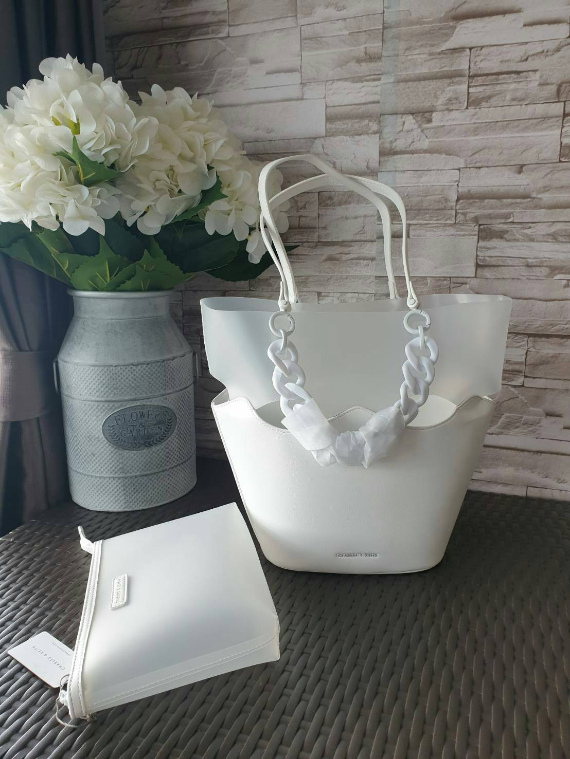 CHARLES & KEITH รุ่น CHUNKY CHAIN TOTE BAG CK2-30270180_MOSS ราคาปกติช้อป ( ฿3,390.00 ) ซื้อ 1 ได้ถึง 2 ใบ รุ่นใหม่ชนช้อป กระเป๋าทรง Tote สีสวยสุดคลาสสิค วัสดุ PVC มาพร้อมใบลูก ภายในโล่ง สายสุดเก๋ มี 2 สาย สายสะพายไหล่ ถอดออกได้ (สายยาวสาวอวบ/ อ้วน ก็เอาอ