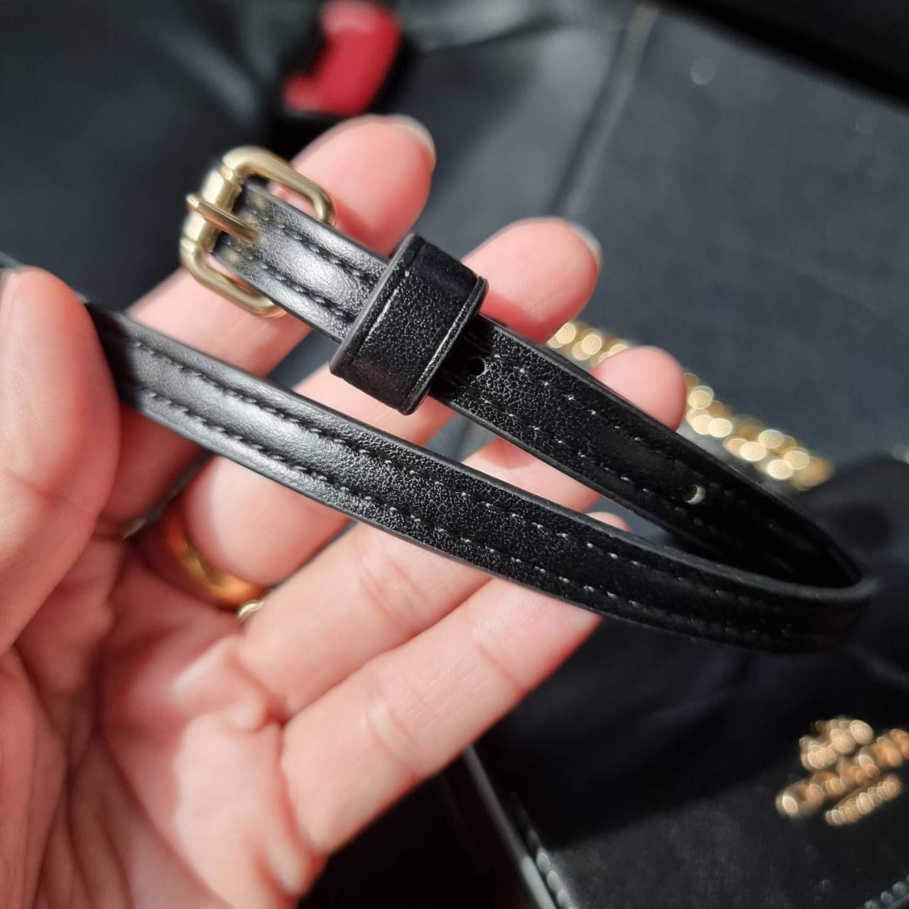 COACH 3051 RACHEL PHONE CROSSBODY IN SIGNATURE CANVAS HOT ITEM!! กระเป๋าสะพาย case phone ต้องมา ให้คุณพกพา gadget ล้ำไปได้ทุกที่ ใส่โทรศัพท์มือถือได้ทุกรุ่น ดีไซน์ใหญ่กว่าเดิม และยังมีช่องเก็บบัตรให้เพิ่มไปอีก ดีไซน์ลายซีคลาสสิค วัสดุหนังแคนวาส เปิด-ปิดด้