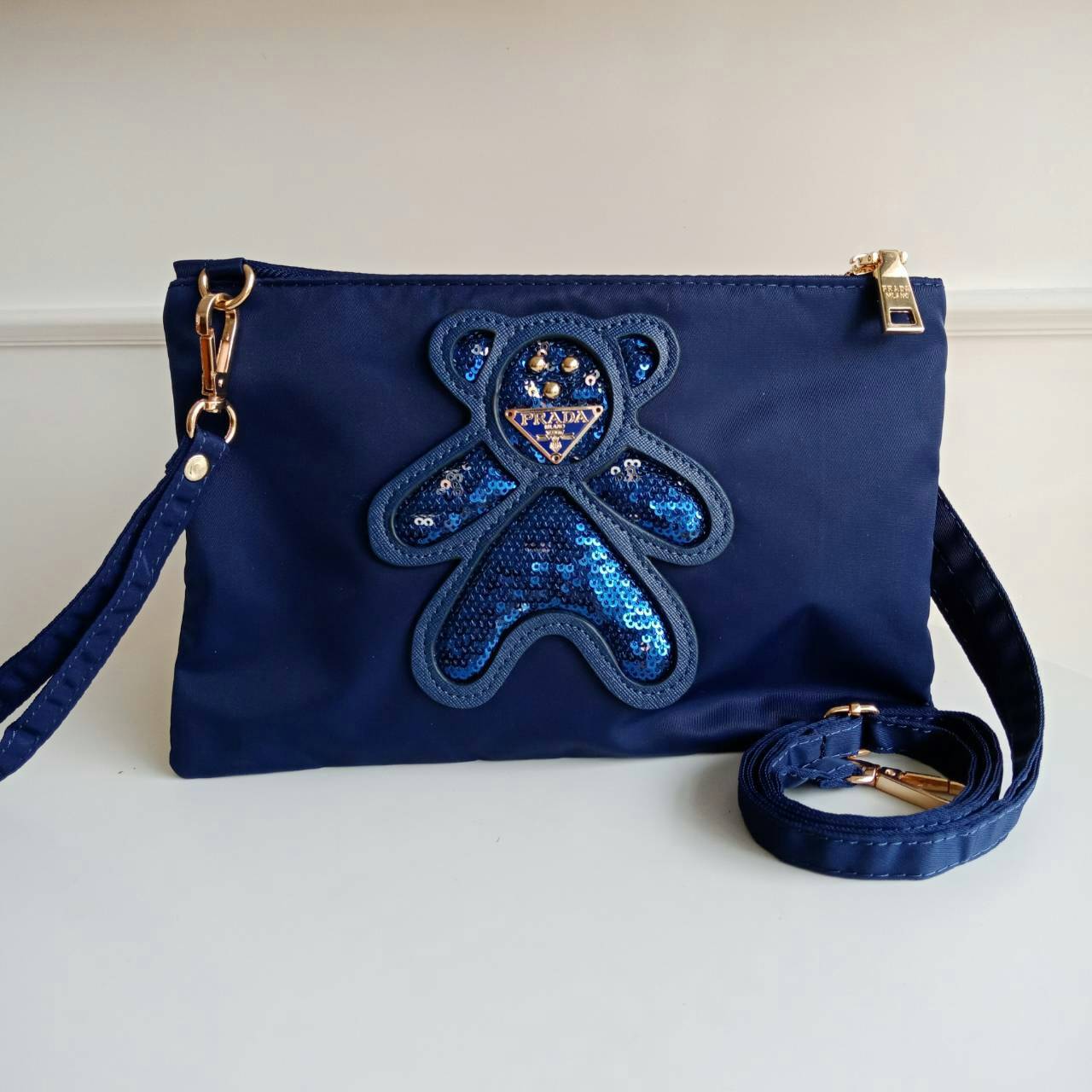 Best Seller!! กระเป๋าอเนกประสงค์ทรง clucth & crossbody จาก งานพรีเมี่ยมกิ้ฟ จากเคาเตอร์ต่างประเทศคะ แบรนด์ PRADA มาค่า เป็น กระเป๋าผ้าไนล่อน ตามแบบฉบับของแบรนด์เลย ใบนี้มีสายยาวให้คะ เลิศมาก สะพายเป็น shoulder bag ได้เลย ขนาดกำลังดีคะ ใส่มือถือได้ทุกรุ่น 