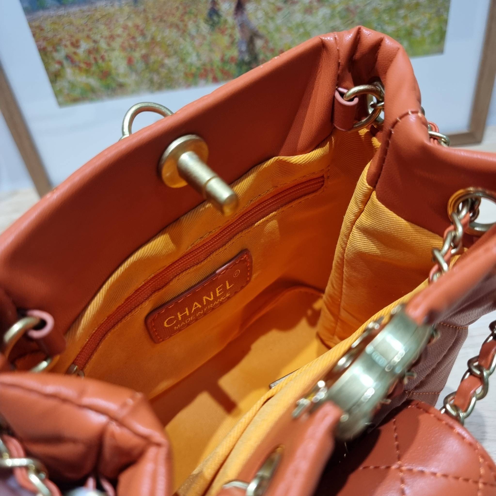 Chanel small backpack กระเป๋าสะพายหลังใบเล็ก โลหะสีทอง ดีไซน์ 2023 น้องน่ารักตะโกนม้าก!! กับกระเป๋าทรงเป้ ขนาดน่ารักน่าใช้ ดีเทลดีงาม มีใบลูกติดในตัวกระเป๋า สะดวกใช้สุดๆ