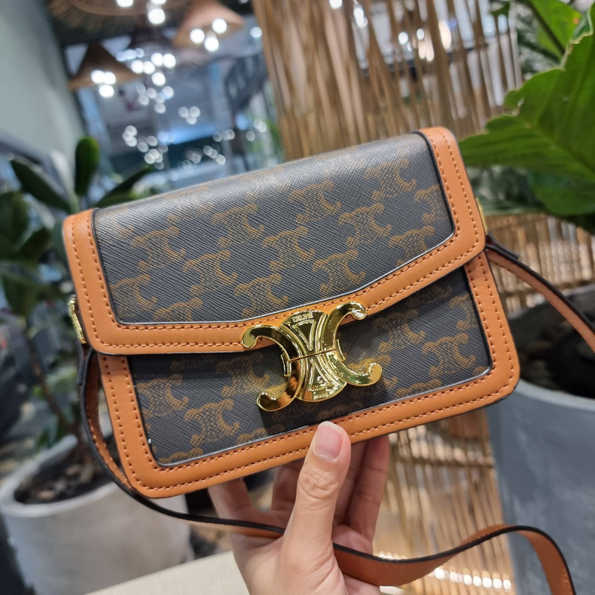 VIP 🥂 CELINE TEEN TRIOMPHE BAG IN TRIOMPHE CANVAS AND CALFSKIN ไม่มีไม่ได้เลยกับไอเท็มสุดคลาสสิค กระเป๋าสะพาย สวยอยู่ทรง ดีไซน์เป็นธรรมชาติ เนเชอรัลโทน ดูดี ดูแพง ไซส์กะทัดรัดมาใหม่ วัสดุหนังแคนวาสสลับหนังแท้ เปิด-ปิดด้วยตัวกดล็อค ใช้งานสะดวก ภายใ