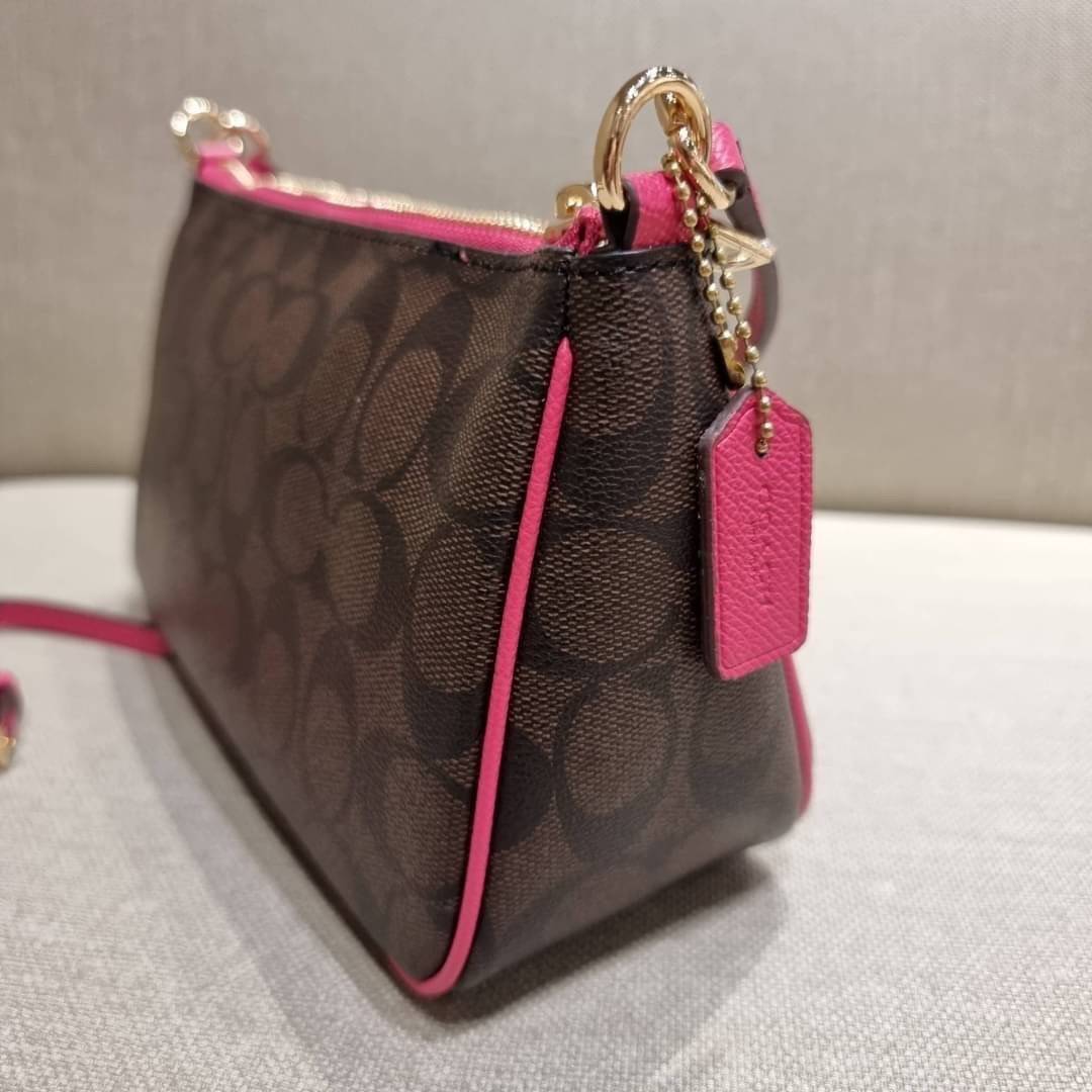 COACH 36674 TOP HANDLE POUCH IN SIGNATURE JACQUARD กระเป๋าทรงพอช ยอดฮิต ยกขึ้นแท่น ด้วยดีไซน์ที่ออกมาให้ใช้งานได้ง่าย ขนาดกำลังเหมาะ วัสดุหนังแคนวาสทนทาน ดีไปหมดขนาดนี้!! คุณลูกค้าถึงสั่งกันรัวๆจริงๆ ภายในโล่งกว้าง ใส่โทรศัพท์ได้ทุกรุ่น มาพร้อมสายคล้องแขน