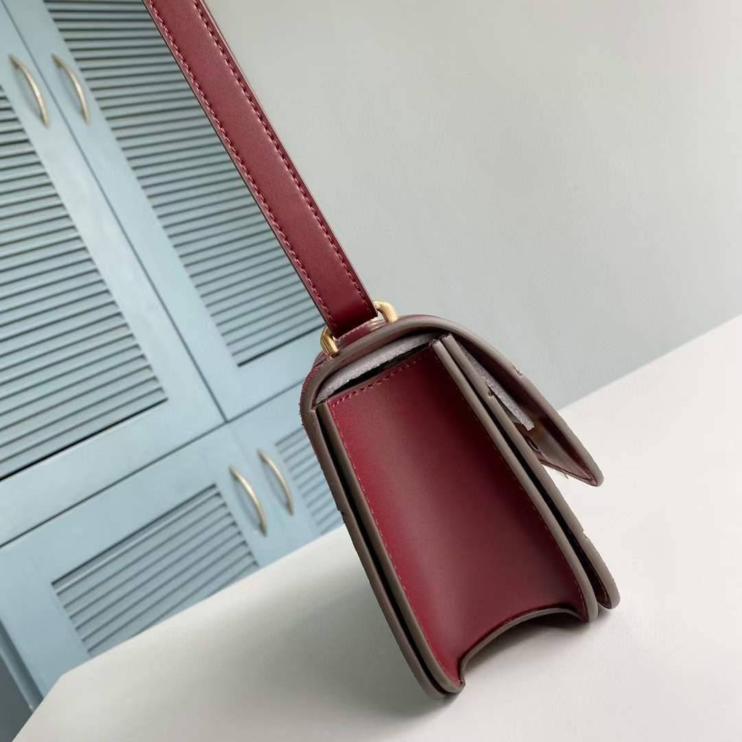 Tory Burch Small Eleanor Patchwork Convertible Shoulder Bag กระเป๋าทรงกล่อง ใบเล็กตัดเย็บจากหนังลูกวัว หนังกลับ และหนังงูนูน พร้อมขอบทาสีด้วยมือ อัญมณีแห่งหัตถศิลป์ ออกแบบมาให้พกพาสะดวก อะไหล่ทองเหลือง