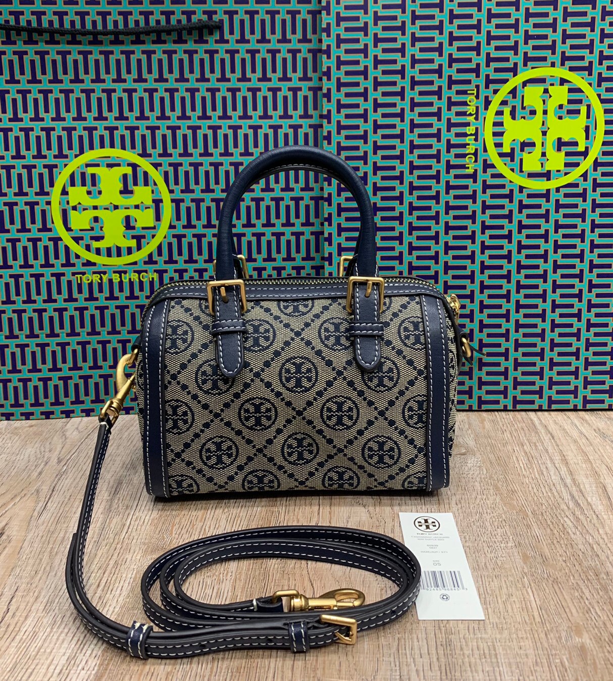 mini TORY BURCH FACTORY MONOGRAM JACQUARD BOSTON BAG กระเป๋าทรงหมอนรุ่นใหม่ล่าสุดจาก TORY BURCH FACTORY วัสดุ Woven Jacquard & Leather ในลาย Jacquard จะถือหรือสะพายก็สวยหรู ทรง Boston อะไหล่ทอง