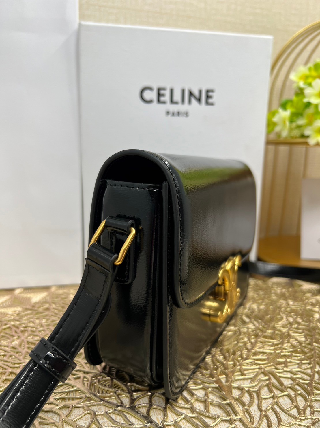 TEEN 18cm : CELINE TEEN TRIOMPHE BAG IN SHINY CALFSKIN / Celine Triomphe Bag / Celine Bag พร้อมส่ง 7 สี เกรดออริ 1:1 กระเป๋าแบรนด์หรูที่ควรมีแห่งปี รูปทรงสี่เหลี่ยมรุ่นฮอตฮิตของเหล่าดาราและเซเลบทั้งหลาย ดีไซต์เรียบหรู