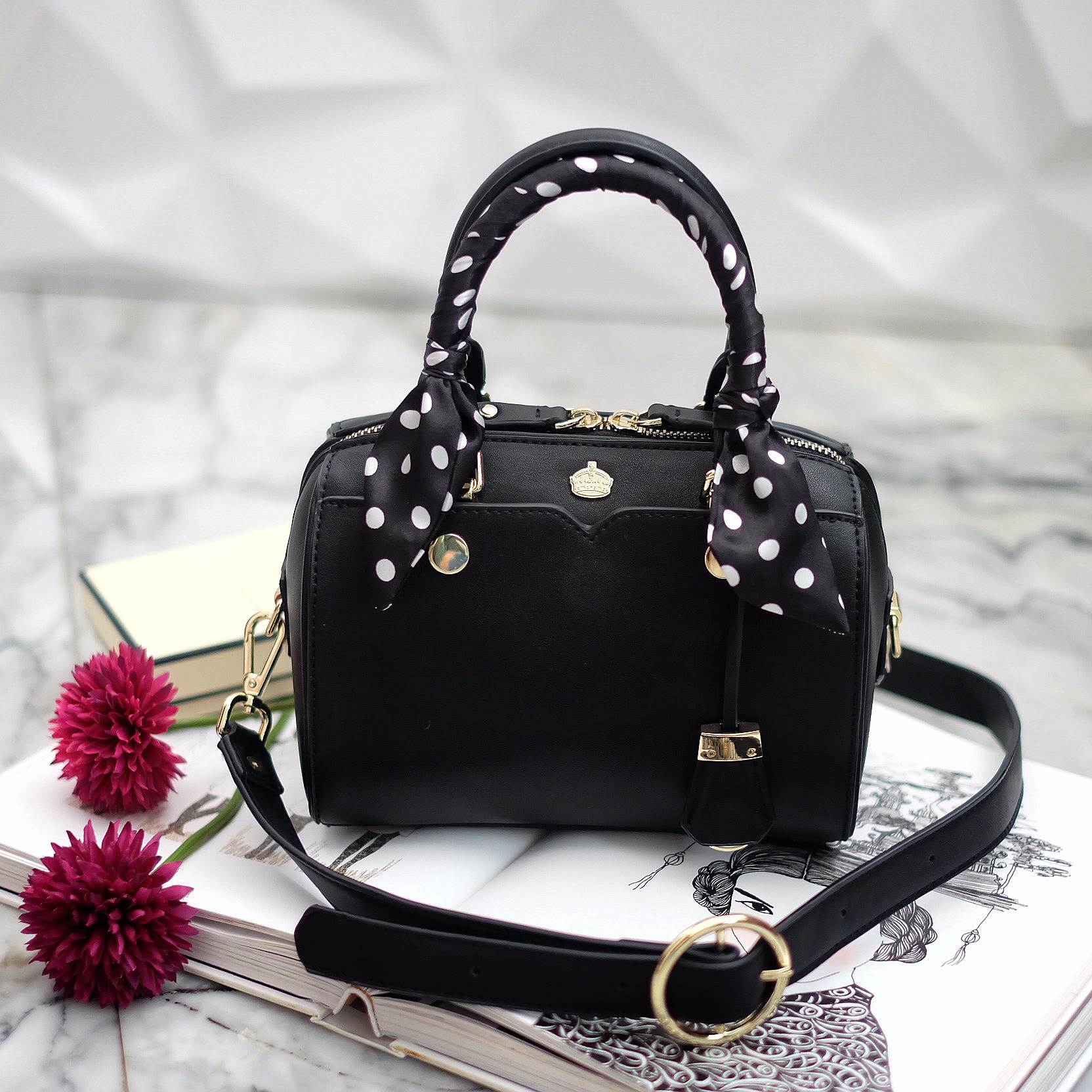 New in KEEP ' Molly ' classic black size 8" จัด set กับ ผ้าลาย Polka dot รุ่น Limited คิวตี้ สุดๆ ขนาดกะลังดี หนัง Matte black ลายเรียบ ตัดกับอะไหล่ทอง แต่งชุดไหนก้อ แมทช์แน่นอนค่า ด้านหน้าด้านหลังมีช่องแบ่งเก็บของได้ 2 ช่อง ปากกระเป๋ามีซิป