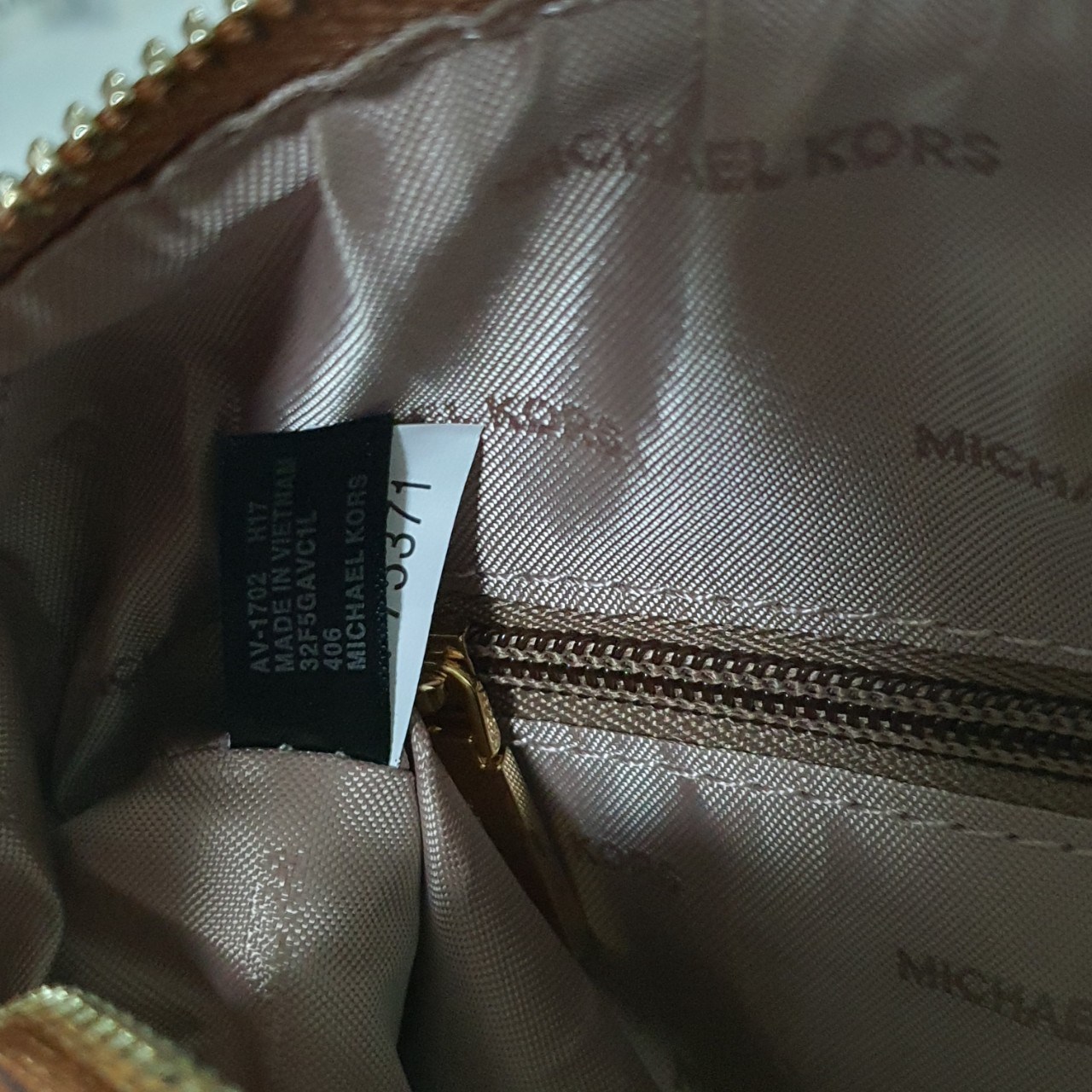 MICHEAL KORS HAYES DUFFLE BAG กระเป๋าสะพายทรงหมอนยอดฮิต ขนาดกลาง วัสดุหนังสังเคราะห์ปั้มลาย MK ทั้งใบ สวยอยู่ทรง ประดับโลโก้แบรนด์ด้านหน้า ด้านในบุผ้าไนลอน มีช่องซิปอีกหนึ่งช่อง สามารถใส่กระเป๋าสตางค์ใบยาว มือถือ iphone เงิน ของจุกจิกได้ มาพร้อมแท็กห้อยสุ
