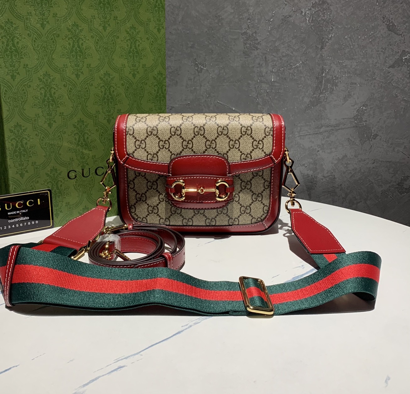 หนังแท้ GUCCI Horsebit 1955 mini bag GG Supreme canvas ที่สุดของรุ่นที่ฮอตหนักมาก คอลเลคชั่นที่ยอดขายดีตั้งแต่วันแรกที่ลง shop ด้วยรูปทรงที่กะทัดรัด ตอบโจทย์ได้ทุกลุค ทุกไลฟ์สไตล์ ใช้งานได้ง่ายคล่องตัว เรียกได้ว่าใครไม่มีได้ยังไง สวยขนาดนี้!!