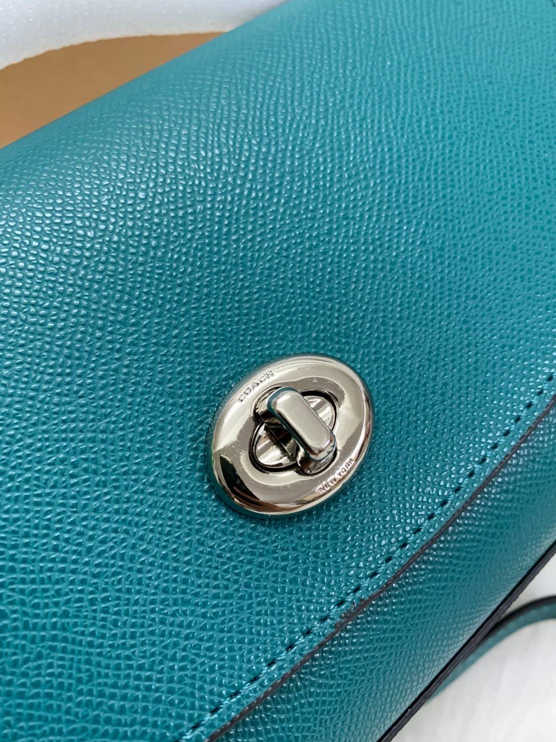 COACH TILLY SATCHEL 23 ((C1802//C1439/C1435)) พร้อมส่งที่ไทยทันทีค่ะ! กระเป๋าสะพายครอสบอดี้ร์หรือหิ้วก็เก๋ไปอีกค่ะ หนังแท้สวยงาม เปิดปิดกระเป๋าแบบหมุนล็อค ภายในมี2ช่องหลัก ใส่กระเป๋าเงินใบกลางได้;มือถือได้ทุกรุ่น;ของจำเป็นสาวๆได้ครบค่ะ;มีช่องซิปกลางและช่อ