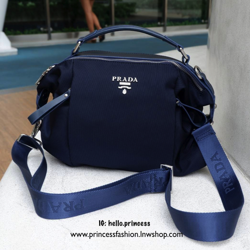 Prada mini tote กระเป๋าถือหรือสะพายขนาดกำลังน่ารัก วัสดุ matte canvas เนื้อหนา อะไหล่เงินทั้งใบ ด้านหน้าประดับ logo brand + ช่องซิปเล็ก ช่องหลักเปิดปิดด้วยซิป แบ่ง 2 ช่องใหญ่ ภายในกว้าง ใส่ iPad ได้ มีช่องเล็ก และช่องซิป ด้านหลังมีอีก 1 ช่องซิป มีห่วงปรับ