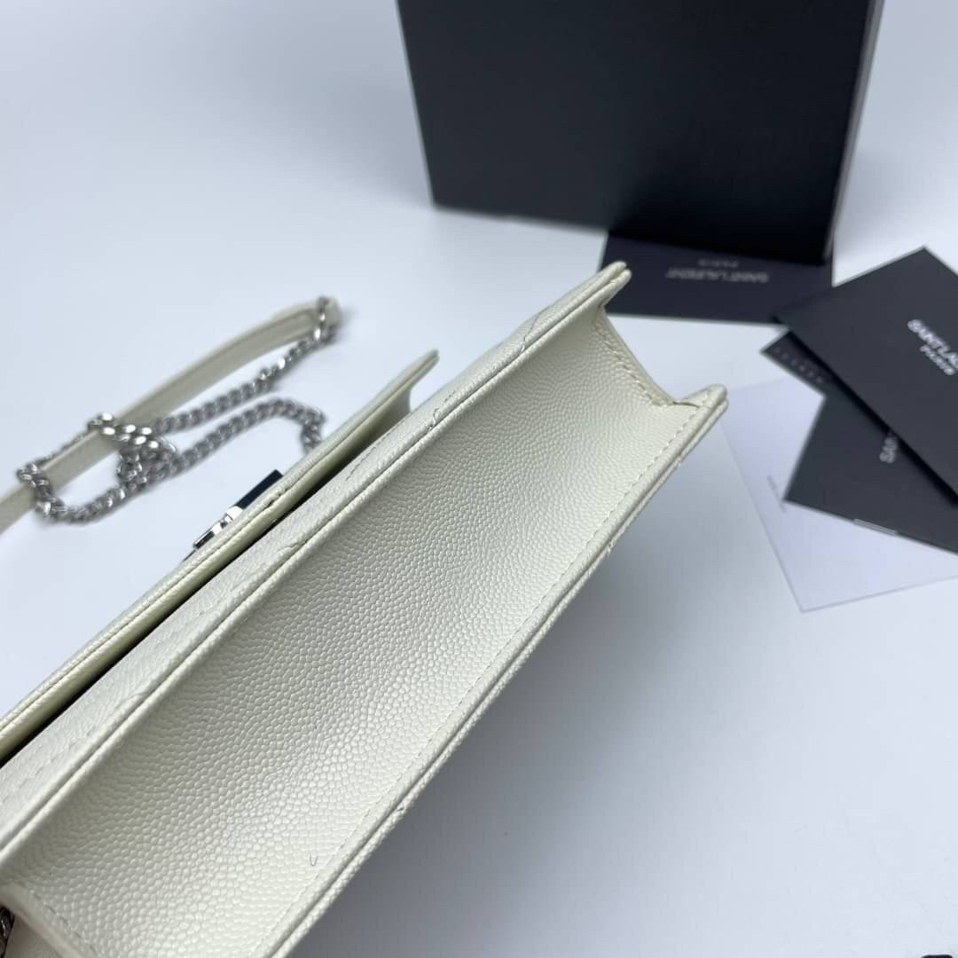 หนังแท้ YSL Yves Saint Laurent Envelope WOC 7.5” รุ่นฮอตปรอทแตก ทรงฐานตั้งได้ เป็นการดีไซน์กึ่งกระเป๋าสตางค์ ที่มาพร้อมสายสะพายยาว (เป็นสายโซ่ที่ต่อกับหนัง) สายถอดได้ (ปรับระดับไม่ได้) ถือเป็นคลัชก็สวยมากเลยค่ะ เป็นอีกหนึ่งรุ่นที่ให้ความรู้สึกเรียบแต่โก้ห