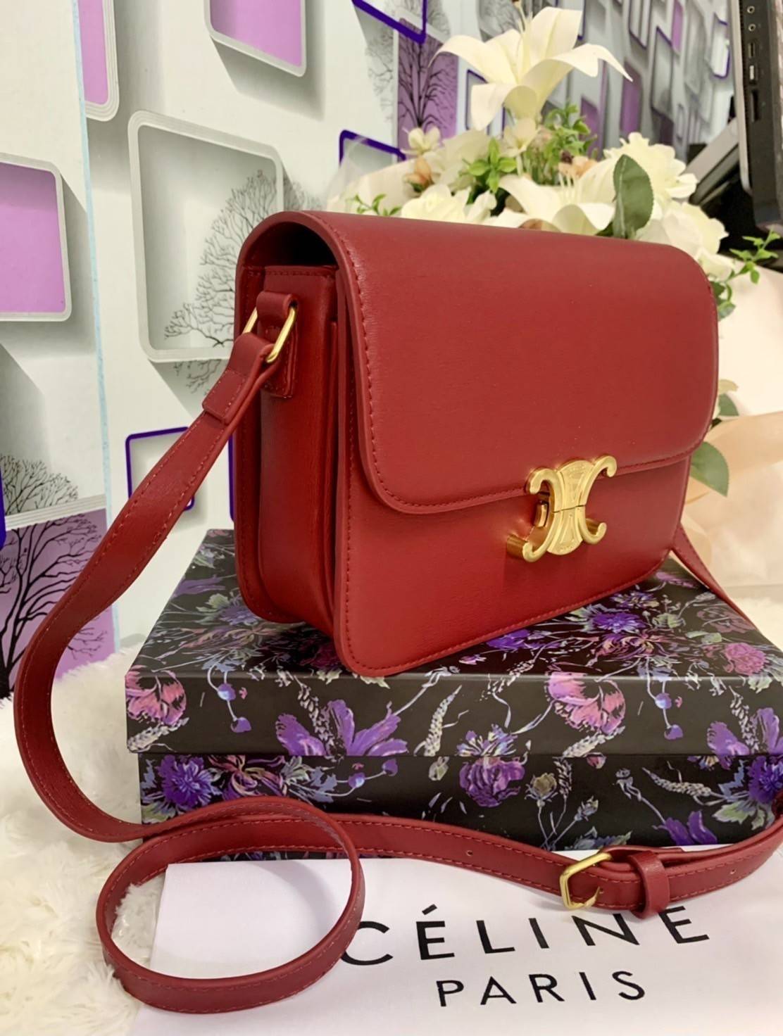 VIP 】CELINE Medium Triomphe Bag In Shiny Calfskin Medium Triomphe Bag In Shiny Calfskin GIFT WITH PURCHASE (GWP) พรีเมี่ยมกิ๊ฟ Limited Edition จาก CELINE PERFUME DUTY FREE COUNTER วัสดุหนังแท้ (Calfskin) ซับในเป็นหนังแกะ (Lambskin) รูปทรงสี่เหลี่ยมผืนผ้า 