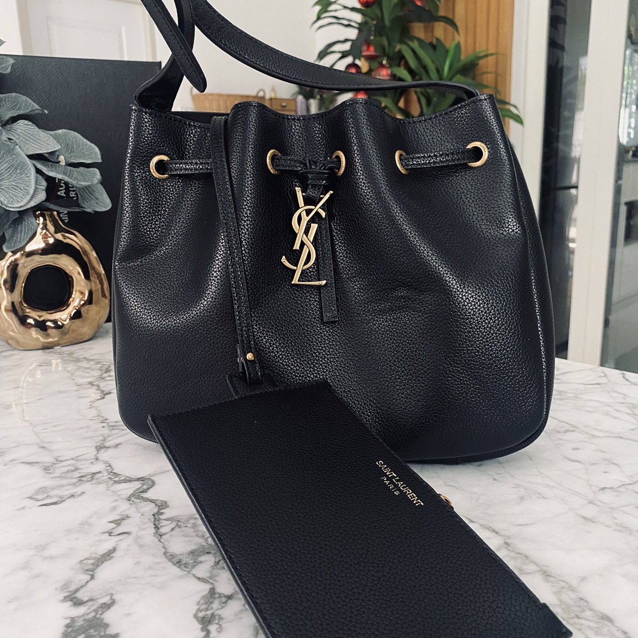 YSL PARIS VII flat hobo bag / YSL Bucket Bag กระเป๋าสะพายทรงโฮโบบัคเก็ต งานหนังเต็มใบ ฟังก์ชั่นสุดเลิศพร้อมเชือกรูด ดีไซน์รูปทรงใช้งานง่าย -- [รับตัวแทนกระเป๋า]