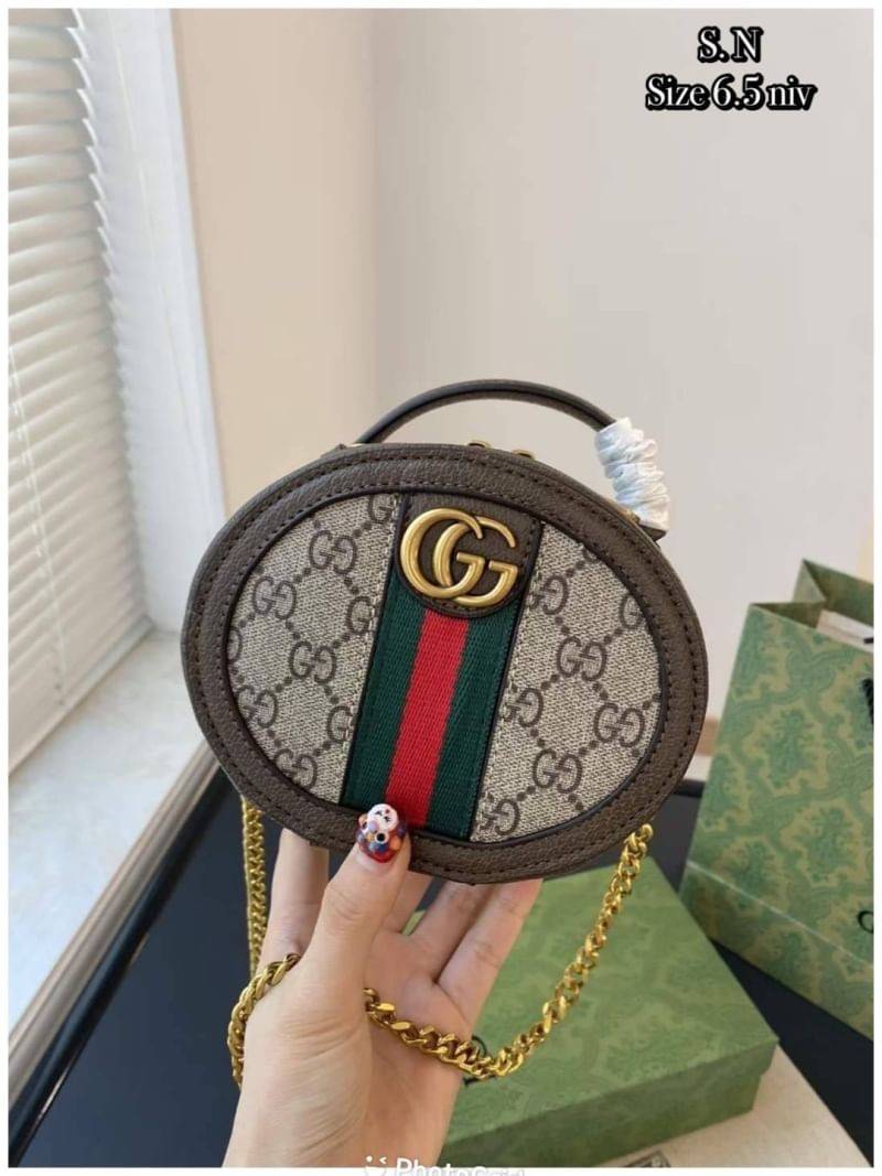 GUCCI OPHIDIA MINI CHAIN BAG กระเป๋าทรงกลมสวยเด่น มีดีเทลเพิ่มความหรู วัสดุหนังแคนวาสสลับหนัง ใบเล็กน่ารักภายในโล่งกว้าง พร้อมสายสะพายโซ่ ราคาสุดคุ้ม เป็นอีกหนึ่งรุ่นที่สาวๆตามหา ต้องไม่พลาดเลยน้า!!