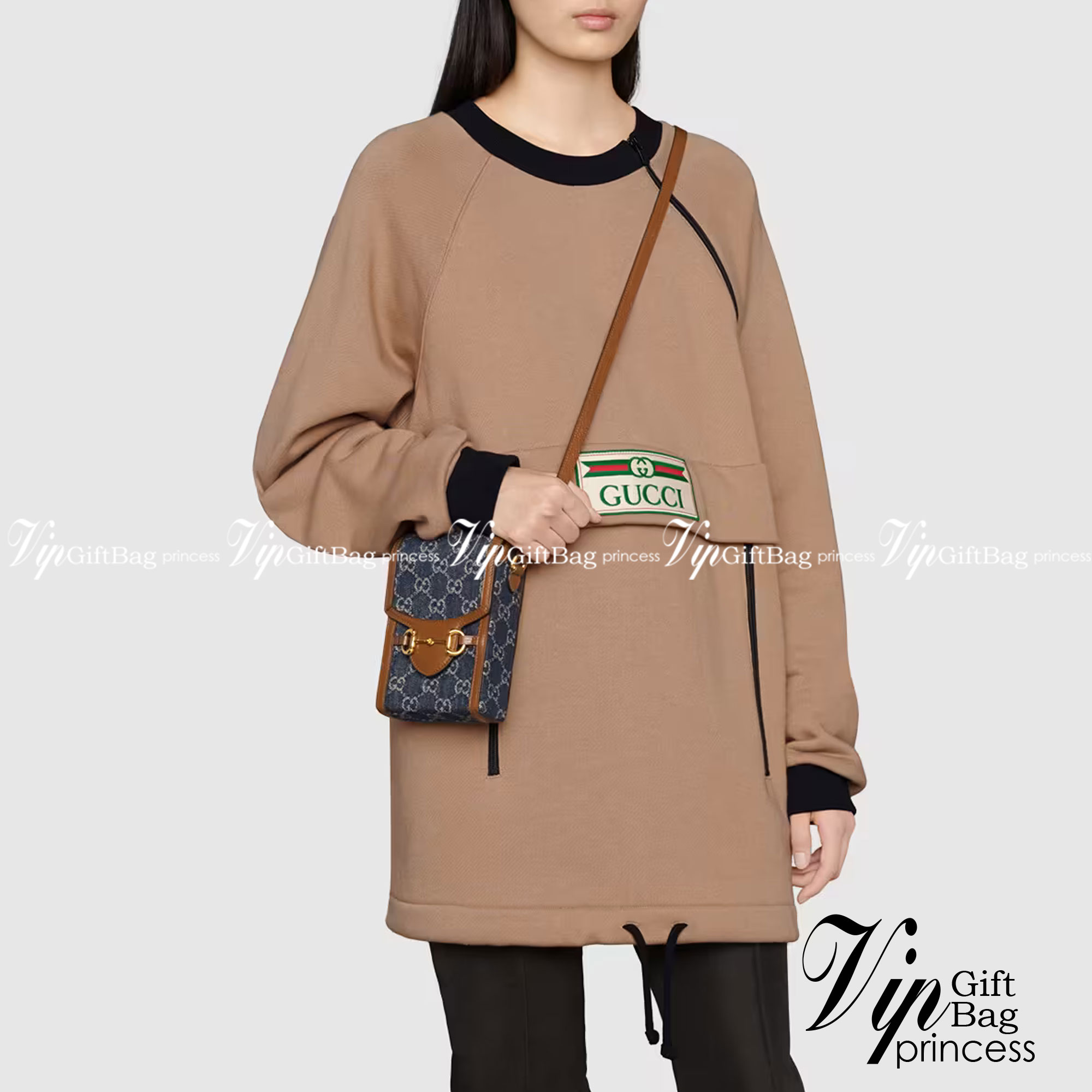 Gucci Horsebit 1955 mini bag / Gucci Phone Bag ออริจินอล เกรดสลับใช้แทนใบจริงได้ รุ่นยอดฮิต ไซส์มินิ ที่ใครๆก็ต้องรู้จัก!! กับกระเป๋าขนาดมินิในรูปแบบผ้าแจ็คการ์ดสีขาวงาช้างและน้ำเงิน ได้รับแรงบันดาลใจมาจากดีไซน์ดั้งเดิม ซึ่งแอคเซสเซอรี่นี้โดดเด่นด้วยรายละ