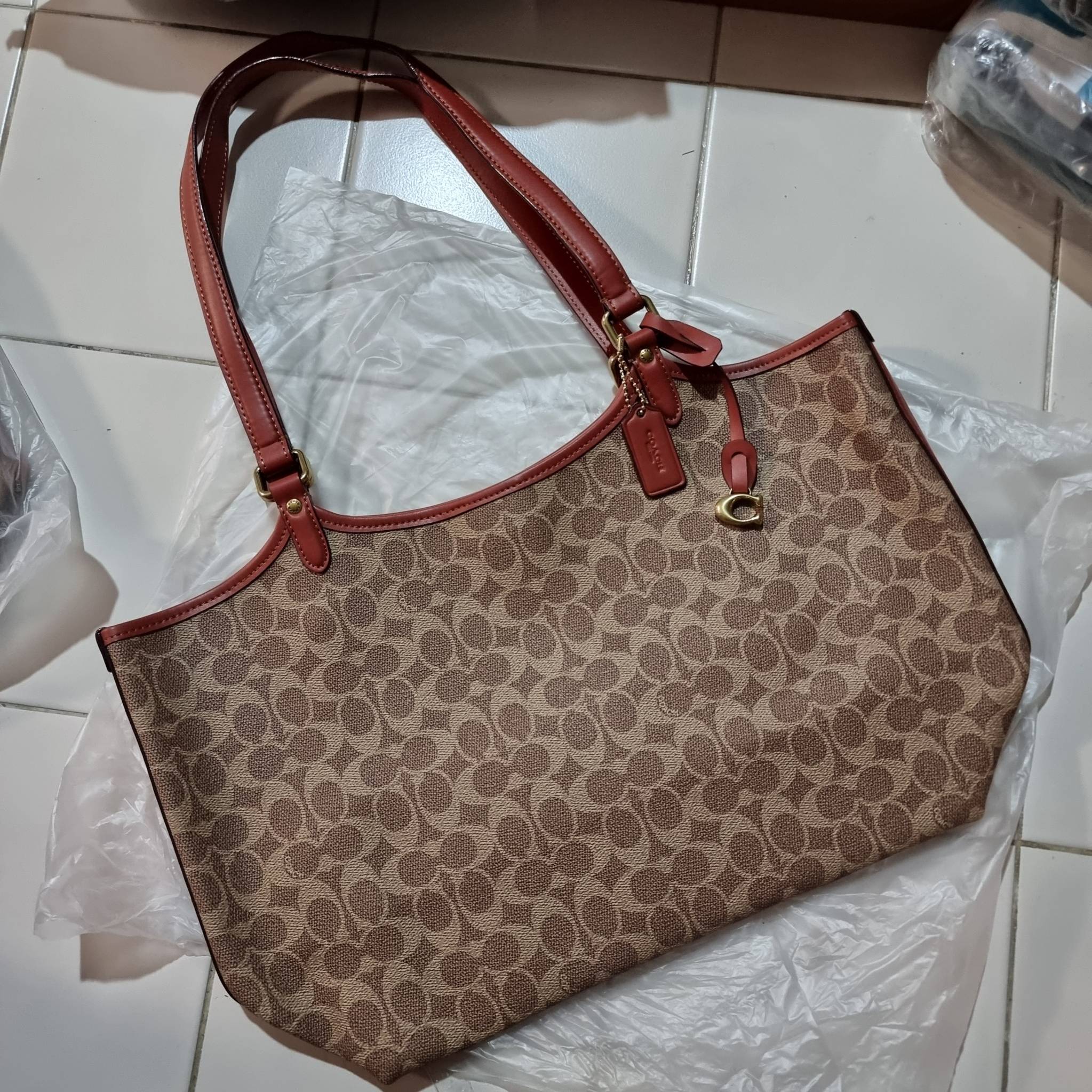 COACH C6336 DAY TOTE IN SIGNATURE CANVAS ใหม่ล่าสุด กับกระเป๋าทรงโท้ทใบใหญ่ สวยสะกดสายตา ด้วยดีไซน์ที่ดูเรียบง่าย แต่แฝงไปด้วยดีเทลเล็กๆ ที่เสริมให้ไอเท็มนี้ดูแพง พิเศษ กระเป๋าลูกใบเล็กอีกหนึ่งใบ พกติดกับกระเป๋า หรือจะเอาไปแยกใช้ก็ได้ วัสดุหนังแคนวาส สลับ