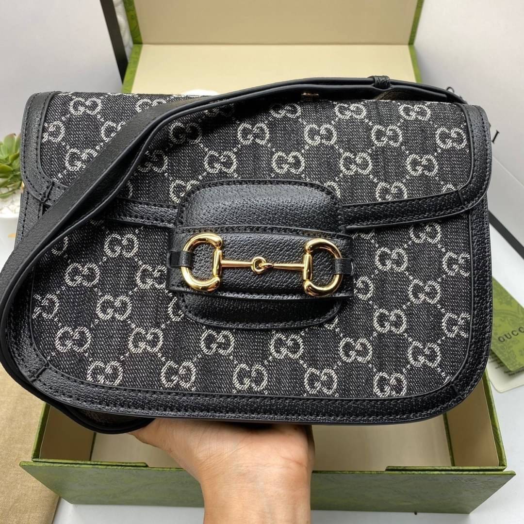 หนังแท้ Gucci Horsebit 1955 shoulder bag Black and ivory GG denim jacquard สีดำเดนิมสวยมากกกก มีมาน้อยนะคะ ที่สุดของรุ่นที่ฮอตหนักมาก คอลเลคชั่นที่ยอดขายดีตั้งแต่วันแรกที่ลง shop ด้วยรูปทรงที่กะทัดรัด ตอบโจทย์ได้ทุกลุค ทุกไลฟ์สไตล์ ใช้งานได้ง่ายคล่องตัว เ