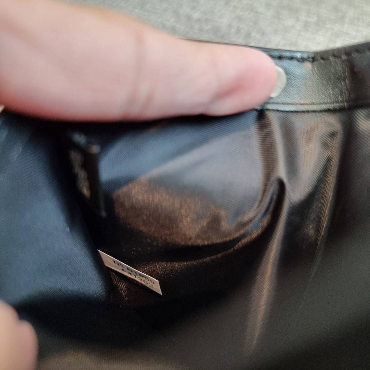 OUTLET 】COACH F41302 SMALL TRIFOLD WALLET IN SIGNATURE CANVAS สวยคลาสสิค พกพาง่าย ใบเล็กน่ารักน่าใช้ ต้องยกให้ใบนี้จ้า 💗💋 ตอบโจทย์คนชอบพกน้อยที่สุด!! กระเป๋าสตางค์ใบสั้นหนังแคนวาสเคลือบคุณภาพดี ภายในเป็นหนังแท้ ใส่บัตร ใส่ธนบัตรได้ทุกชนิด 