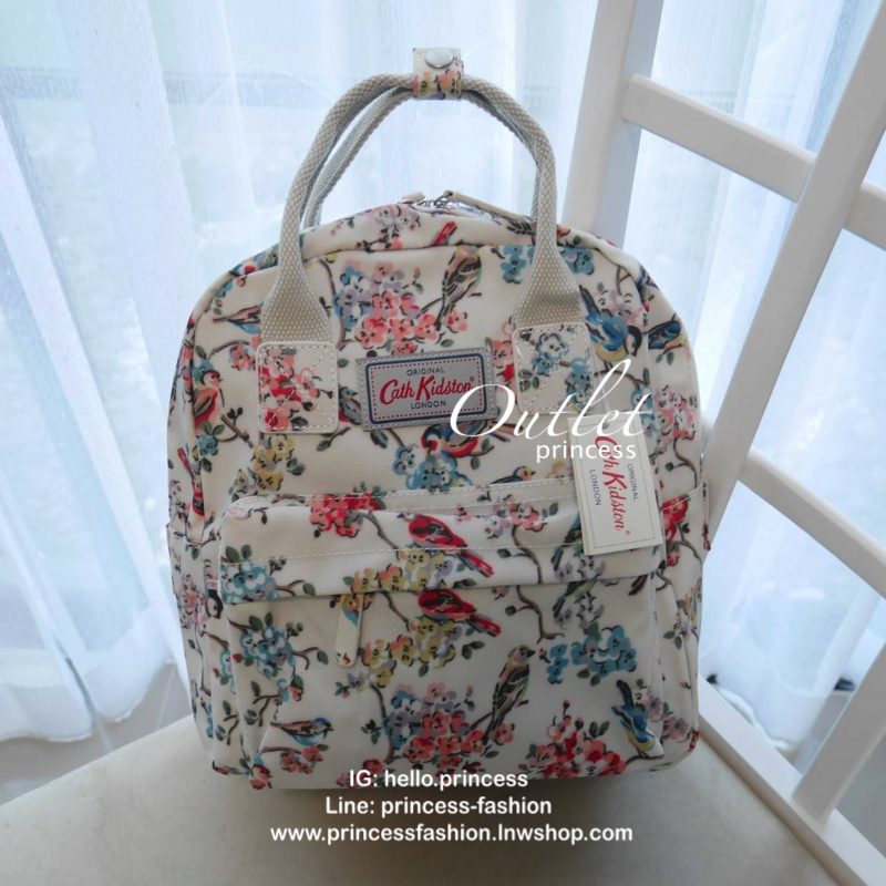 CATH KIDSTON MINI BACKPACK กระเป๋าสะพายเป้รุ่นมินิ วัสดุ PVCกันน้ำ สามารถเช็ดทำความสะอาดได้ เปิดปิดด้วยซิปสะดวกใช้ ด้านหน้าประดับโลโก้ cath Kidston พร้อมช่องซิปด้านนอกใส่กระเป๋าสตางค์ มือถือได้ ด้านในมีช่องซิป สามารถใส่ipad ได้สวยคลาสิคน่ารักน่าใช้ สาวๆที