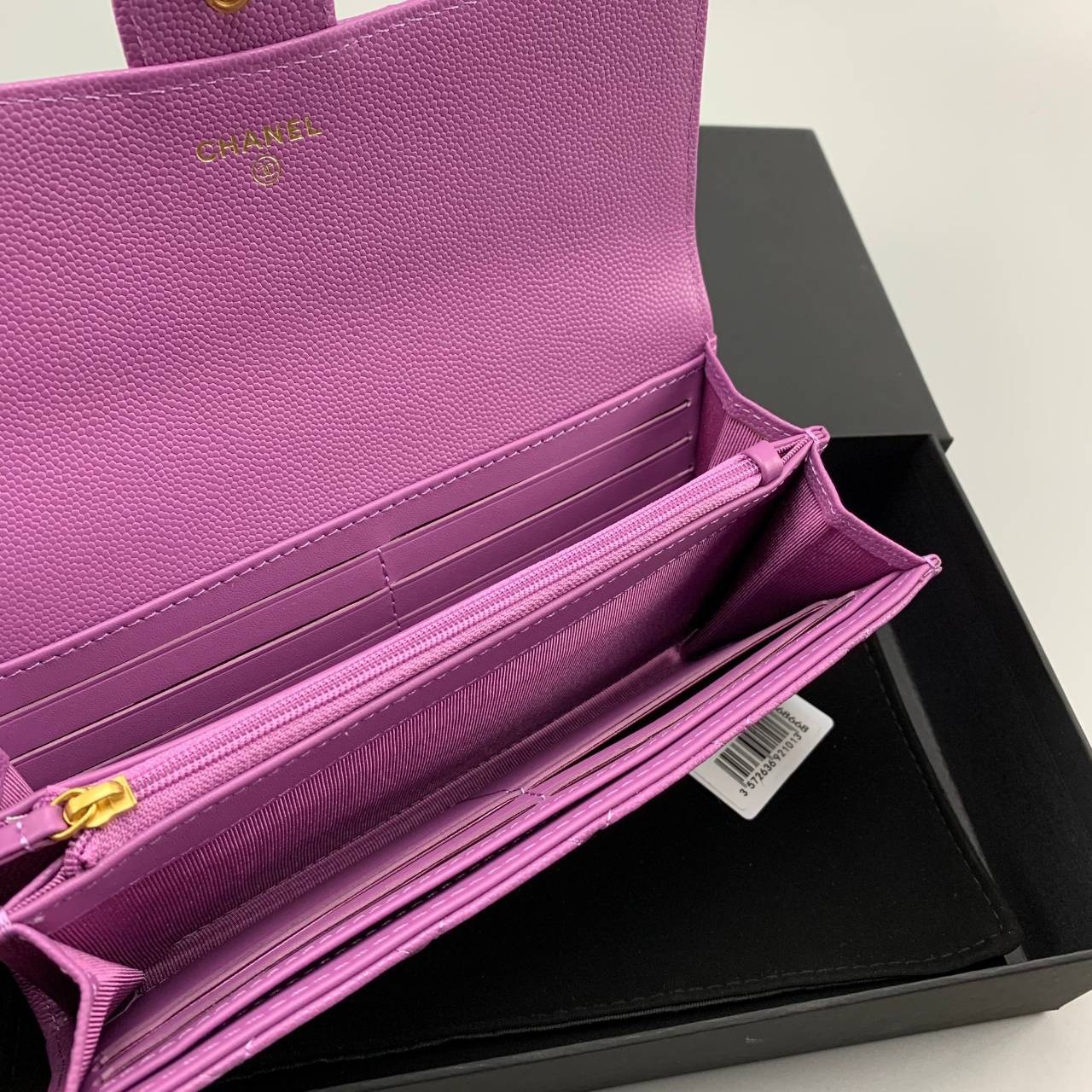 CHANEL LONG WALLET งานหนังแท้คาเวียร์สวยหรู โทนสีหวาน กระเป๋าสตางค์ใบยาวไอเท็มแนะนำ ใช้งาน ตทป ได้ สวยคลาสสิคไม่มีเอ้าท์ หนังแท้ใช้งานได้ทน ยิ่งใช้ยิ่งสวย ภาพถ่ายจากสินค้าจริง มาพร้อมกล่องแบรนด์ พร้อมส่งที่ไทย Must Have ค่ะ!