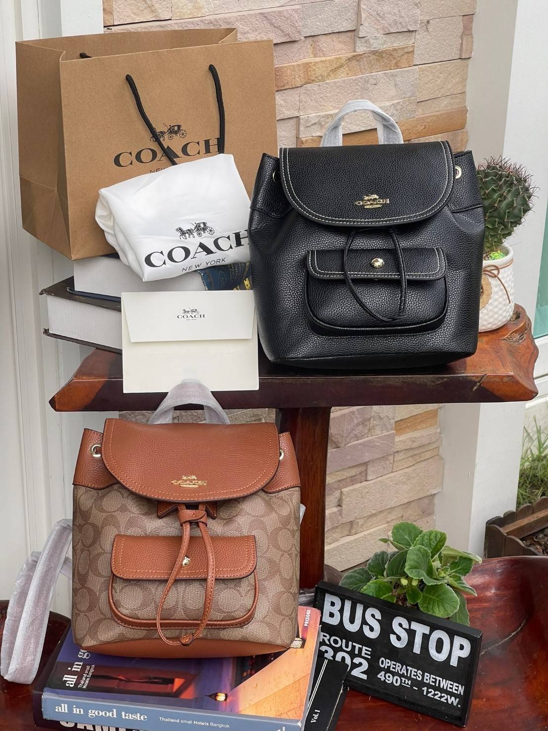 COACH PENNIE BACKPACK 22 IN SIGNATURE CANVAS(C4120) เป็นกระเป๋าอีกประเภทหนึ่งที่ Coach ผลิตและออกแบบได้อย่างมีเอกลักษณ์ สาว ๆ คนไหนที่ชอบพกของเยอะและต้องการกระเป๋าที่ให้ความคล่องตัว ทะมัดทะแมง ต้องเป็นกระเป๋าเป้แบบนี้เลยค่ะ แม้จะให้ลุคที่ทะมัดทะแมง แต่ก็ม