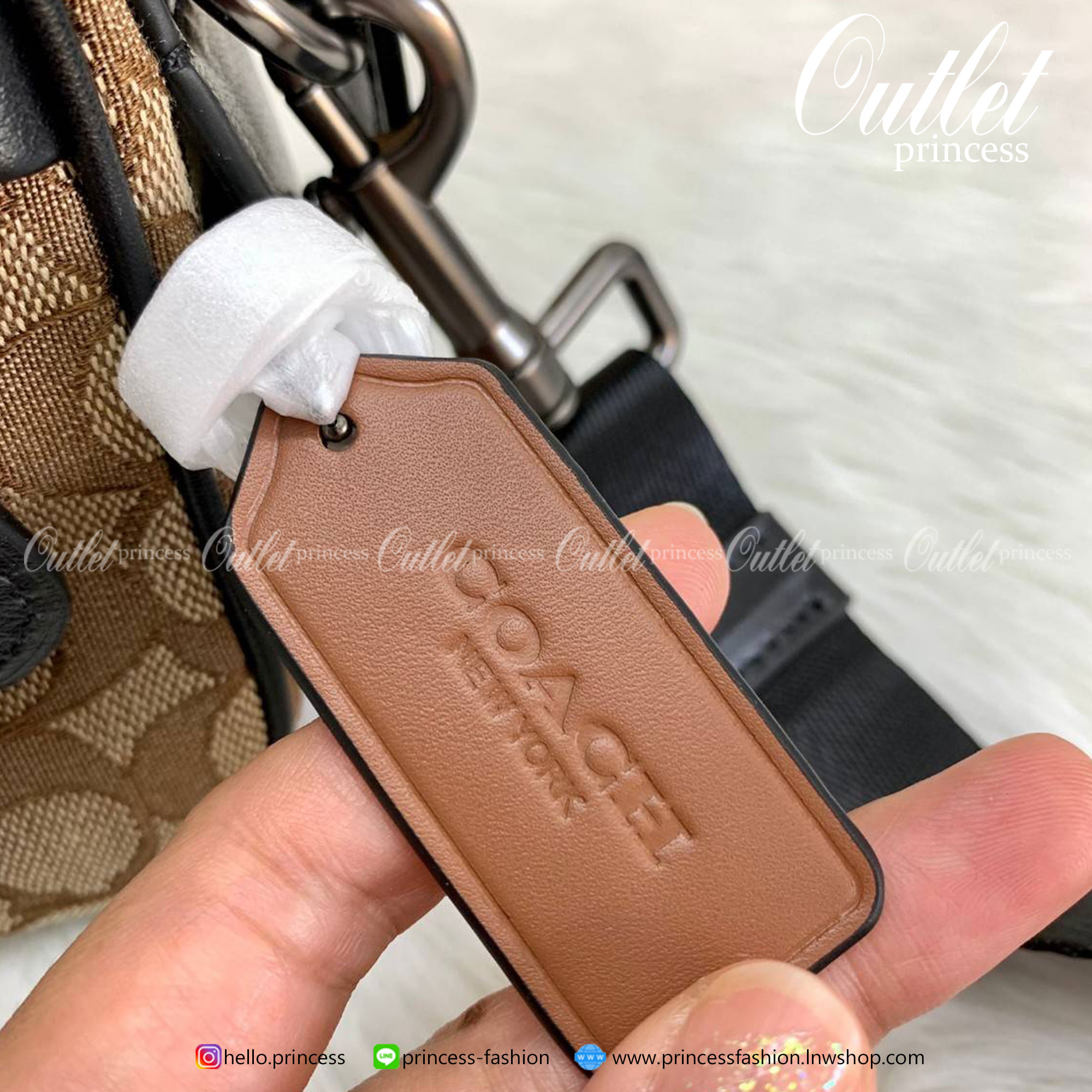 ของแท้ 💯% สินค้าแนะนำ ออกใหม่ ใช้ได้ทั้งชาย//หญิงค่ะ😘 COACH Graham Crossbody In Signature Jacquard With Stripe And Coach Patch ((4118))