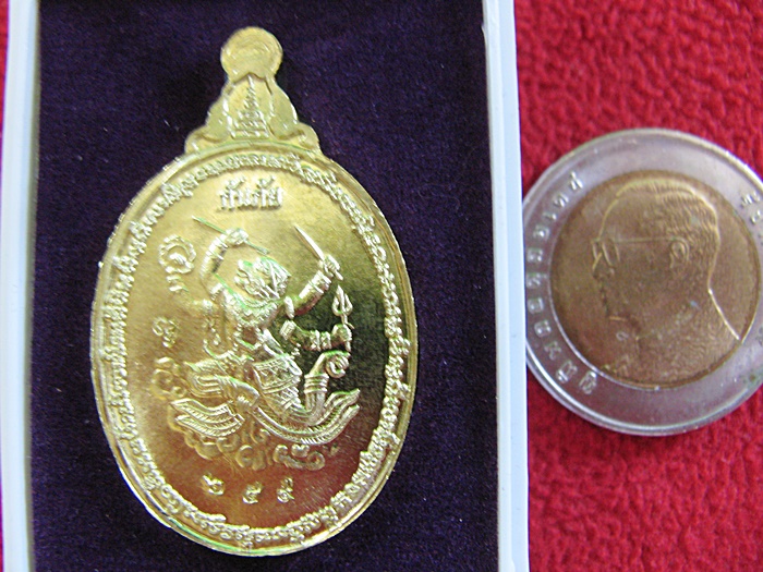 เหรียญกันภัย ชนะมาร หลวงปู่เก่ง รุ่นมหาเศรษฐีมีอำนาจ เนื้อทองฝาบาตร หน้ากากเงิน วัดกิตติราชเจริญศรี ปี2556 พร้อมกล่องเดิมค่ะ